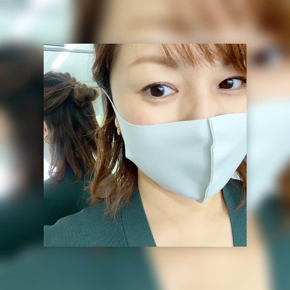 中澤裕子のインスタグラム：「💚💚  今日の朝の生放送 髪型。  先日 髪切りたい！ と言ったら。 娘がちーさい声で  「もーすこしだけ、のばして。」  と。かわいい。とてつもなく。」
