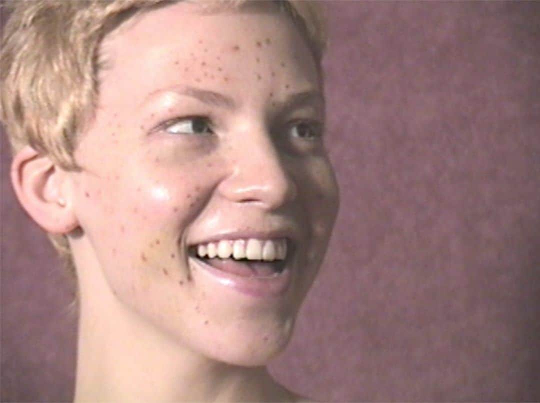 シャーナ・オズボーンのインスタグラム：「Bruised jaw and fake freckles with @guidopalau  @ingegrognard @ericvonchristison some years ago for FRAGMENTS OF PEOPLE WE ONCE KNEW publish by @print_publication @christophersimmonds @franburns 🤎」