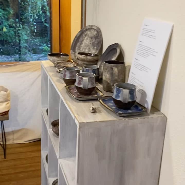 cafezakkagallery-flagのインスタグラム：「▪︎ギャラリー空間▪︎ 「明心工房の器展」今週末までとなります。  渋いながら甘い優しさを感じる器を ご用意しております。 ぜひインテリアにもオススメです。  お気に入りが見つかりますように。。  10/6-10/23まで 11:30 ～ 17:00 最終日16:00まで  在廊日 最終23日 12:30〜16:00  #cafeFLAG #cafezakkagalleryflag  #明心工房  #器 #大阪カフェ巡り #大阪カフェ #枚方市 #ギャラリー #陶器」