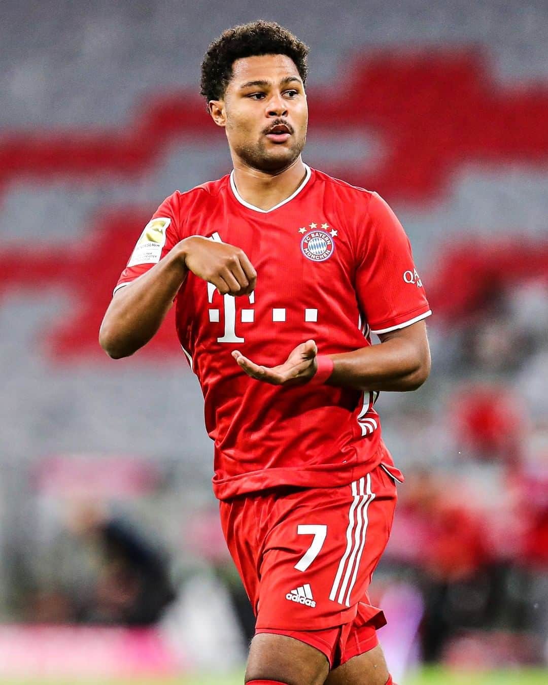 のインスタグラム：「👨‍🍳 Happy #InternationalChefsDay! 👨‍🍳 @sergegnabry   #MiaSanMia #FCBayern」