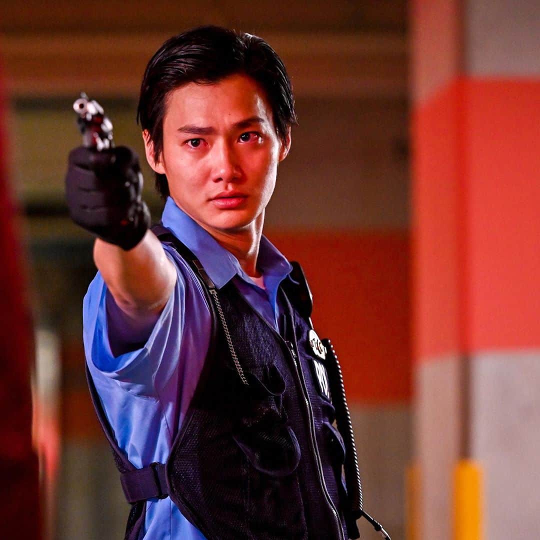 『ＤＩＶＥＲ-特殊潜入班-』ドラマ公式さんのインスタグラム写真 - (『ＤＩＶＥＲ-特殊潜入班-』ドラマ公式Instagram)「. DIVER -特殊潜入班-  最後までご覧いただき、本当に本当にありがとうございました！！  この結末に向けて、 1〜4話に、 いろんなことが隠されていました！  そのヒントを探しながら、ぜひもう一度最初からご覧ください✨  . #D班 #福士蒼汰 #野村周平 #安藤政信 #りょう#片瀬那奈 #浜野謙太 #正名僕蔵 #中山義紘 #正門良規  #原作 #大沢俊太郎 #集英社  #主題歌 #コブクロ #灯ル祈リ #カンテレ #フジテレビ」10月20日 21時59分 - diver_ktv