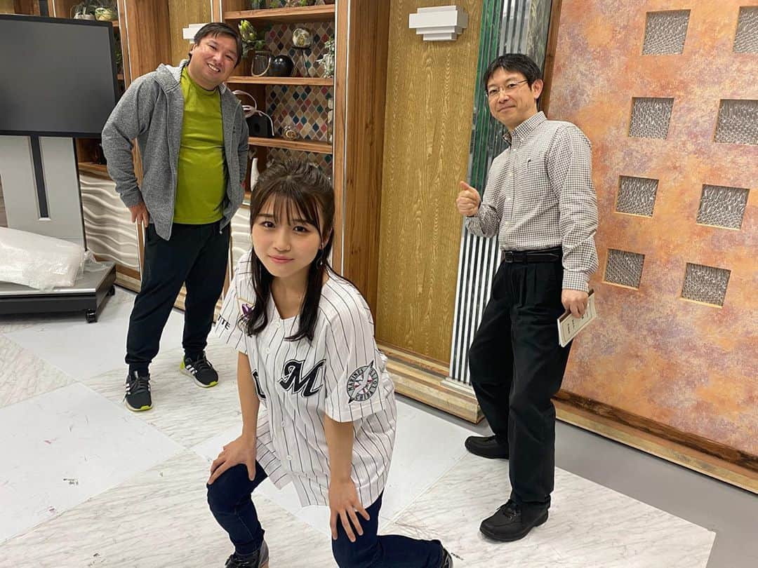 のインスタグラム：「#BS12プロ野球 マリーンズ応援席 里崎さん 吉田アナ そしてご視聴くださったみなさま ありがとうございました🕊✨ 日本のトレンド10位😳👑 ． 石川投手の好投 中村奨吾選手の好捕 和田選手&鳥谷様の美スライディング 安田選手3四球👁🟢🟢🟢🟢 田村選手の一時同点打 ． 酸いも甘いも含めて大好きだからずっと！応援！ #chibalotte #千葉ロッテマリーンズ」