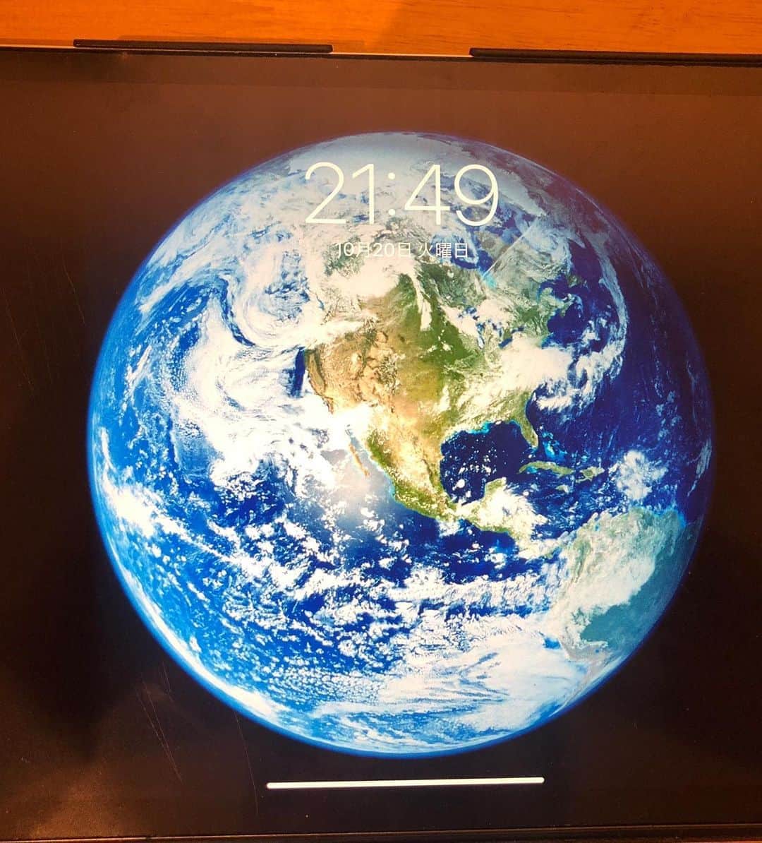 鰻和弘さんのインスタグラム写真 - (鰻和弘Instagram)「【壁紙】  携帯、iPadの壁紙は地球です。  よく聞かれます。  家族の写真や子供、もしくはペットを壁紙にしないのか？  その時決まってこう答えます。  「その全ては地球にいます」  #でもこれ #よく見たらこれアメリカメイン #日本メインではない #どっちか言うたら裏側 #地球Tシャツ計2枚持ってる #買ってから気付く #1枚はアメリカメイン #もう1枚は #アフリカメイン #なんでアフリカやねん」10月20日 22時00分 - unaginigaoe