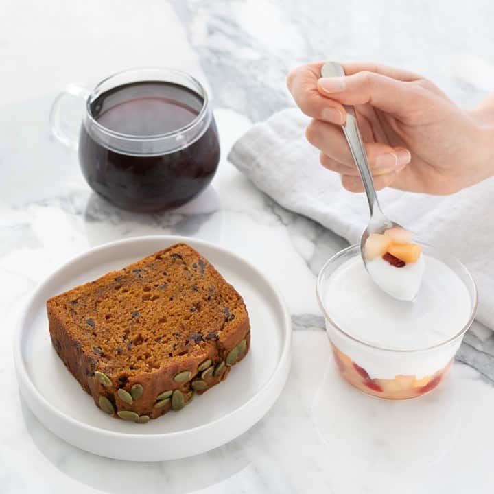 のインスタグラム：「Our new fall menu is all about comfort. ⁠ ⁠ For the season, you’ll find our creamy yogurt parfait layered with a sweet-tart apple and cranberry compote and our Classic Blend Granola, combined with warm steamed milk. For a peak autumnal experience, try our rich pumpkin pound cake made with all the warm spices you crave this time of year. ⁠」