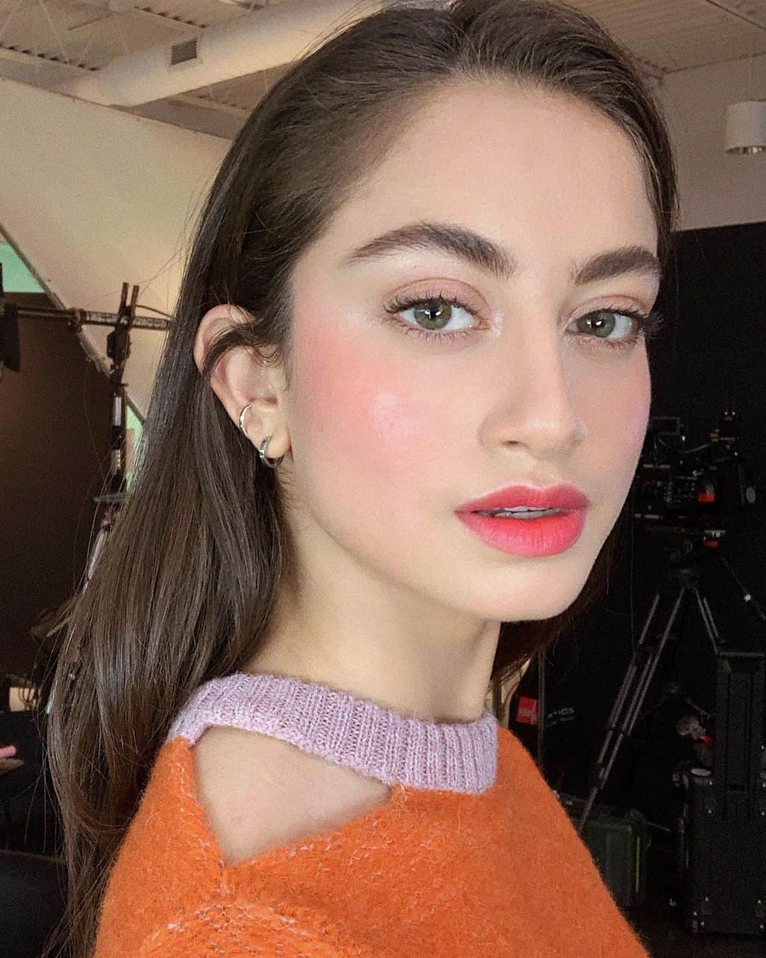Hung Vanngoさんのインスタグラム写真 - (Hung VanngoInstagram)「More behind the scenes with  @oddfreckles and @sammy.gardner for #QUOBeauty ! @shoppersbeauty.  * Products used on Aleece – all #QUOBeauty:  * Liquid Foundation in Honey  * Miracle Cover Concealer in Beige  * Invisible Setting Powder in Translucent  * Featherweight Cream Blush in Saint  * Strobe Stick Highlighter in Rose Gold  * Liquid Precision Liner in Ultra Violet  * Pump up The Volume Mascara  * Velvet Kiss Liquid Lipstick in Coffee First  * Products Used on Sammy – all #QUOBeauty:  * Liquid Foundation in Vanilla  * Miracle Cover Concealer in Vanilla  * Invisible Setting Powder in Translucent  * Ultra-Precision Brow Pencil in Light Brown  * Brow Defining Gel in Clear  * Bronzer in Natural Tan  * Featherweight Cream Blush in Dreamy  * Glow Getter Illuminating Drops in Champion  * Cosmic Cream Shadow in Nebula  * Stay Put Eye Shadow in Volcanic  * Pump up The Volume Mascara  * Quo Beauty Lipstick in Cherry Soda  * If you’re in Canada, these products are available now at #ShoppersDrugMart! #ShoppersBeauty  * Creatives: @concretedesignstudio * Styling @mchowstylist * Nails @manimelissa * Hair @kirstenklontz * Makeup @hungvanngo  * Assisting by @sooparkmakeup @tsuyo_sekimoto」10月20日 22時02分 - hungvanngo
