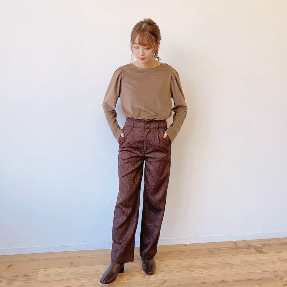 Vannie Officialのインスタグラム：「⠀ 【VANNIE U 　ツヤっぽジャガードパンツ】3,500+tax ⠀  《styling》 ツヤ感のある織り模様で秋冬のスタイリングがワンランクUPするジャガードパンツ♪ オーバーシャツやニットトップスなど厚手のアイテム合わせでもコーデに軽さを与えメリハリのあるスタイリングに♡ 柄が浮き上がるような織りの生地なので派手にならず、いつものコーデに馴染むアイテムです◎  ⠀ 《detail》 ウエストからヒップにかけてはラインにキレイに沿うサイジングで、脚のラインは拾わないセミワイドな美シルエット♪ ハイウエスト設計でスタイルUPが叶います♡お好みでトップスをINするのもオススメ◎ 後ろウエストはゴムになっているので楽ちん且つ安心感のある履き心地です。  ⠀ 《fabric》 光沢のあるジャガード織りの生地使用 ⠀ ⠀ ⠀ #vannie_u#ヴァニーユー #ZOZOでしか買えない⠀⠀ お問い合わせはDMまでご連絡ください‪‪☺︎‬」
