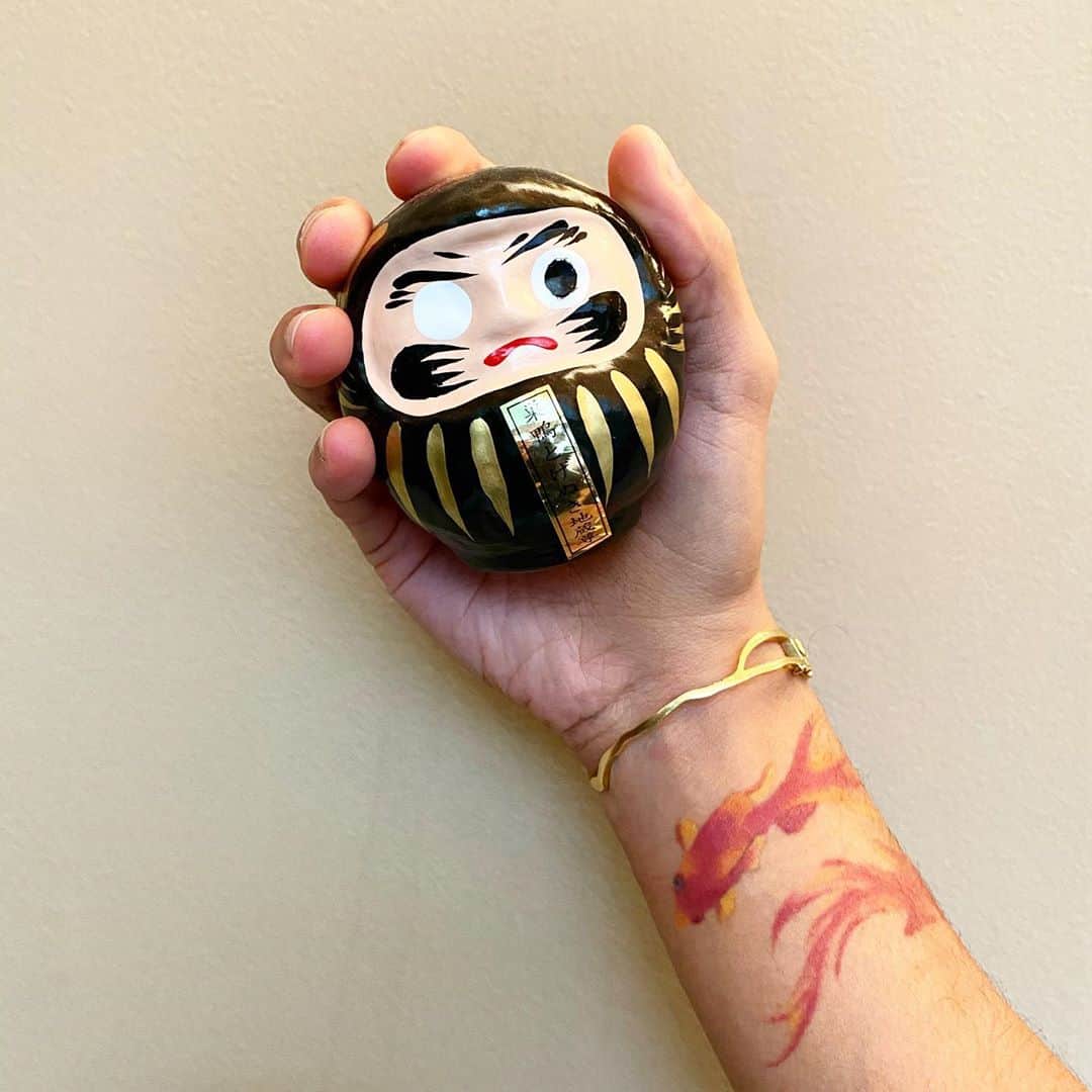 稲木ジョージのインスタグラム：「#Daruma is a wishing doll in Japanese culture🤩 I forgot what I wished tho lol このご時世、大変不謹慎ですが、最近いいことが続きすぎて怖いです🤣 いままでたくさん粗相したり、人を傷つけたけれど、それも学びかなと思って、反省できる自分も怖いです🤣これまでに自分が行ってきたことが、こんな形になって返ってくるんだー！と思わさせていただく出来事がありました🥰ちょっと嬉しかったので、やんわりと書かさせていただきました🍂」