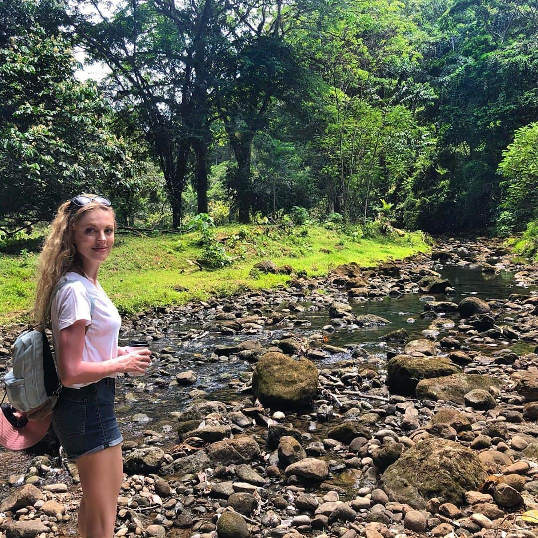 バール・パリーのインスタグラム：「Wandering to where the WiFi is weak (but coffee is still strong 😉) 🌿💚🌳 #HikingAdventures #BabblingBrook #Nature」