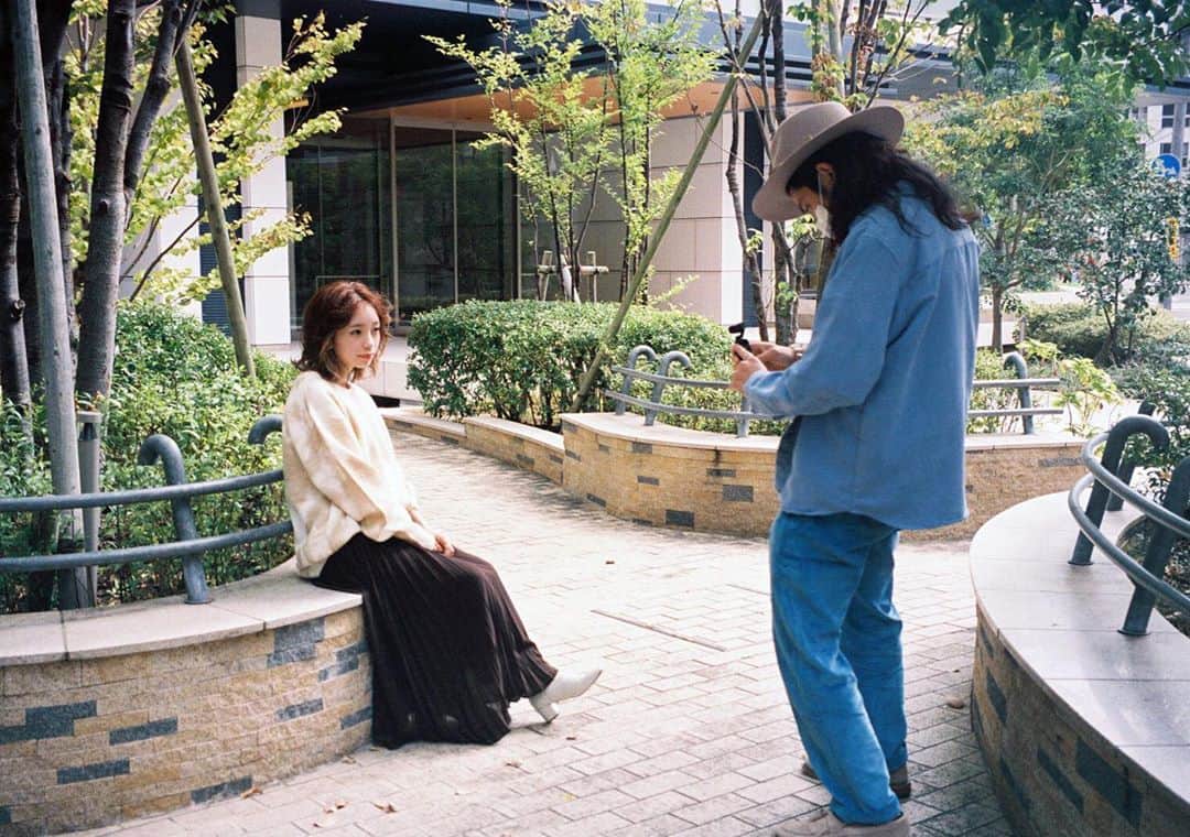 塩川裕美のインスタグラム：「動画撮影の様子〜  出来上がりは @kkaazzuupp からみてみて👶🏻❤︎  photo by @egaegaega . .」