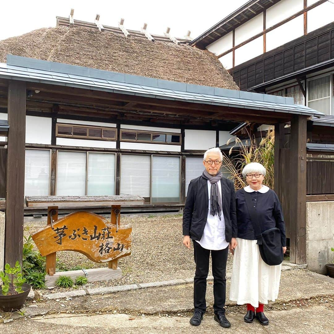 bon ponさんのインスタグラム写真 - (bon ponInstagram)「鎌鼬美術館の向かいにある「格山」さんに一泊しました。一棟貸切の茅葺き造りの古民家民宿です。 居間には囲炉裏があって、炭のはぜる音を聞きながら、のんびりと一夜を過ごしました。 夕飯は自炊ということで、地元のスーパーに立ち寄って、きりたんぽ鍋の材料を買って行ったのですが、思いがけず民宿のお母さんが営んでいる農家レストラン「あるもんで」のお料理を運んでいただきました。どのお料理も愛情がこもった手の込んだもので、とても美味しくて感激でした😍😍🍱🍇 ＊ 写真集「鎌鼬」を真似て、稲刈り後の田んぼで撮影。黒い案山子が並ぶ風景とハサ掛けに心が躍りました。 白黒写真で雰囲気を出してみました。 ＊ 西馬音内の「彦三」さんでお蕎麦を食べました。 春菊・そばの実・桜エビを天ぷらにした巨大な「かき揚げ」が名物。サクサクして美味しかったです。 ・ ・ #鎌鼬美術館 #土方巽 #細江英公 #旧長谷山邸 #格山 #秋田を旅しよう #夫婦 #60代 #ファッション #コーディネート #リンクコーデ #夫婦コーデ #グレイヘア #白髪 #共白髪 #couple #over60 #fashion #coordinate #instafashion #instagramjapan #greyhair #grayhair #bonpon #bonpon511」10月20日 22時11分 - bonpon511