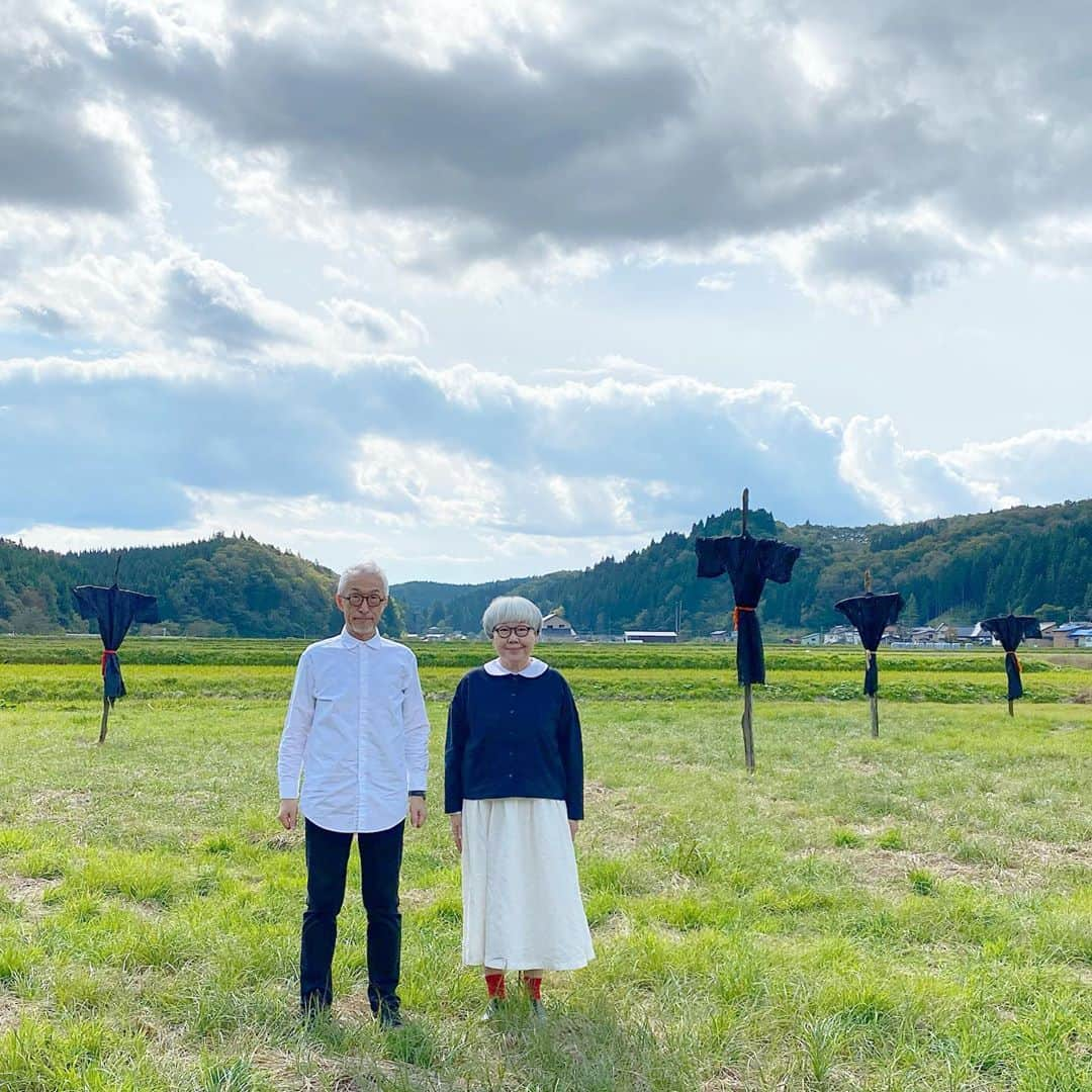 bon ponさんのインスタグラム写真 - (bon ponInstagram)「鎌鼬美術館の向かいにある「格山」さんに一泊しました。一棟貸切の茅葺き造りの古民家民宿です。 居間には囲炉裏があって、炭のはぜる音を聞きながら、のんびりと一夜を過ごしました。 夕飯は自炊ということで、地元のスーパーに立ち寄って、きりたんぽ鍋の材料を買って行ったのですが、思いがけず民宿のお母さんが営んでいる農家レストラン「あるもんで」のお料理を運んでいただきました。どのお料理も愛情がこもった手の込んだもので、とても美味しくて感激でした😍😍🍱🍇 ＊ 写真集「鎌鼬」を真似て、稲刈り後の田んぼで撮影。黒い案山子が並ぶ風景とハサ掛けに心が躍りました。 白黒写真で雰囲気を出してみました。 ＊ 西馬音内の「彦三」さんでお蕎麦を食べました。 春菊・そばの実・桜エビを天ぷらにした巨大な「かき揚げ」が名物。サクサクして美味しかったです。 ・ ・ #鎌鼬美術館 #土方巽 #細江英公 #旧長谷山邸 #格山 #秋田を旅しよう #夫婦 #60代 #ファッション #コーディネート #リンクコーデ #夫婦コーデ #グレイヘア #白髪 #共白髪 #couple #over60 #fashion #coordinate #instafashion #instagramjapan #greyhair #grayhair #bonpon #bonpon511」10月20日 22時11分 - bonpon511