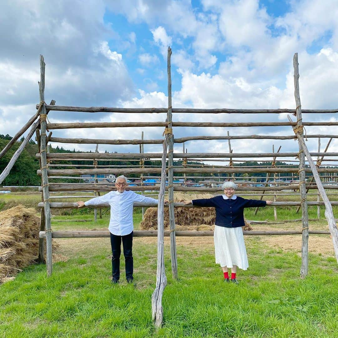 bon ponさんのインスタグラム写真 - (bon ponInstagram)「鎌鼬美術館の向かいにある「格山」さんに一泊しました。一棟貸切の茅葺き造りの古民家民宿です。 居間には囲炉裏があって、炭のはぜる音を聞きながら、のんびりと一夜を過ごしました。 夕飯は自炊ということで、地元のスーパーに立ち寄って、きりたんぽ鍋の材料を買って行ったのですが、思いがけず民宿のお母さんが営んでいる農家レストラン「あるもんで」のお料理を運んでいただきました。どのお料理も愛情がこもった手の込んだもので、とても美味しくて感激でした😍😍🍱🍇 ＊ 写真集「鎌鼬」を真似て、稲刈り後の田んぼで撮影。黒い案山子が並ぶ風景とハサ掛けに心が躍りました。 白黒写真で雰囲気を出してみました。 ＊ 西馬音内の「彦三」さんでお蕎麦を食べました。 春菊・そばの実・桜エビを天ぷらにした巨大な「かき揚げ」が名物。サクサクして美味しかったです。 ・ ・ #鎌鼬美術館 #土方巽 #細江英公 #旧長谷山邸 #格山 #秋田を旅しよう #夫婦 #60代 #ファッション #コーディネート #リンクコーデ #夫婦コーデ #グレイヘア #白髪 #共白髪 #couple #over60 #fashion #coordinate #instafashion #instagramjapan #greyhair #grayhair #bonpon #bonpon511」10月20日 22時11分 - bonpon511