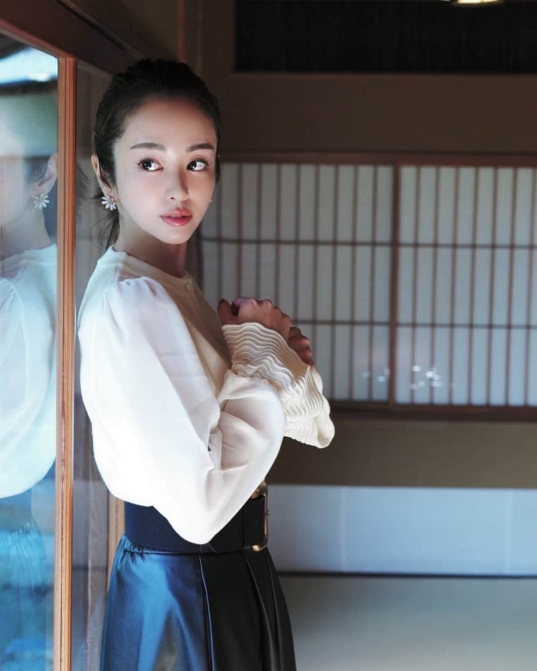 井上晃子さんのインスタグラム写真 - (井上晃子Instagram)「new knit cardigan♡ 腕を華奢に魅せてくれる 女性らしさを表現した 透け感のあるお袖、 ニット×シフォンの異素材、 可愛い編み地のフリル袖♡  可愛さと少し色気のある... 大好きが詰まったニットが仕上がりました。  . . #akiki#fw20#madeinjapan#knit#cardigan」10月20日 22時22分 - akiki_2015