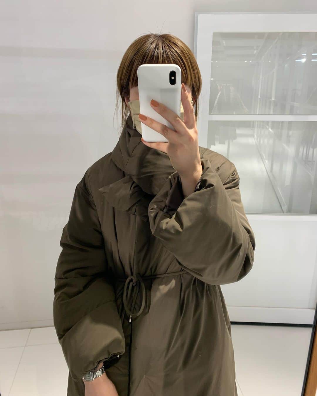 まつだみらいのインスタグラム：「U×Mirai.M KAPOKという、天然素材を使っています。 アメリカ、アフリカの熱帯地域で採取されるカポック。 めちゃくちゃ軽いです。 そしてかなり保温性が高い！ 樹木を伐採せず、農薬や化学肥料を使用しない自生するという環境負荷の低いサスティナブル素材。  どうしてもこの素材を使いたくて、 頑張ってもらいました🙏  おかげで、 心痛めず世に送りだせます🥺  そしてすごく可愛い！  マフラーはもちろん取り外し可能で、 外すとノーカラーになっております✨✨ ノーカラーにしたのもこだわりがあって、 タートルなど首元まであるニットやトップスを ちらっと見せるスタイリングも楽しみたいと思い、 ノーカラーにしました！  ベーシックな形だと思うのですが、 艶がない質感の生地にしたり、 袖口を広くつくったり、 KAPOKの詰め方を何度も試作して、 着膨れしないようにしました。 肩が華奢にみえるように、 腕がすらっと見えるように、首もすっきり見えるように、切り替え（というのかしら？）部分も沢山工夫しました！ シンプルだからこそ、 とにかく細かいところをこだわりました。  みなさん、どのカラーがお好みですか？☺️  1枚目　brown 2枚目　ice blue 3枚目  ivory  #11月中旬先行予約開始予定 #11月下旬通常販売開始予定 #umonepiece」