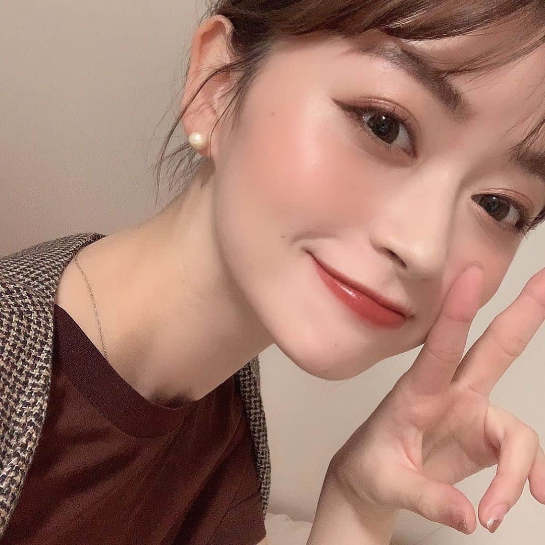 中沢結のインスタグラム：「Opera(@opera_cosmetics)の新色のテラコッタが店舗で買えるようになったよ〜💄﻿ 秋メイクのにぴったりの透明感のレンガ色が好みすぎる。ティントだから、急にマスクを外しても問題ないところが本当に助かる、、﻿ 去年大人気だったガーネットジェムの復刻カラーだよ！🧱﻿ ﻿ オンラインでは8月に販売開始してて、10/14～10/27まではプラザ先行発売。10/28～全国発売されるから是非ゲットしてください＾＾﻿ ﻿ #オペラリップティント　﻿ #オペラ秋色テラコッタ﻿ #リップティント﻿ #ティントリップ﻿ #PR﻿」