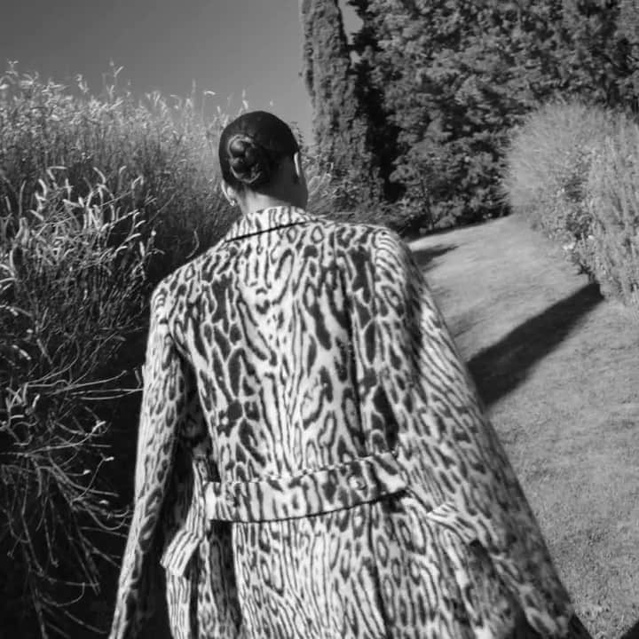 のインスタグラム：「Safari tale. Joan Smalls @joansmalls wearing a bold animalier ensemble from #FW2021 collection. . . . #ErmannoScervino #FW2021」