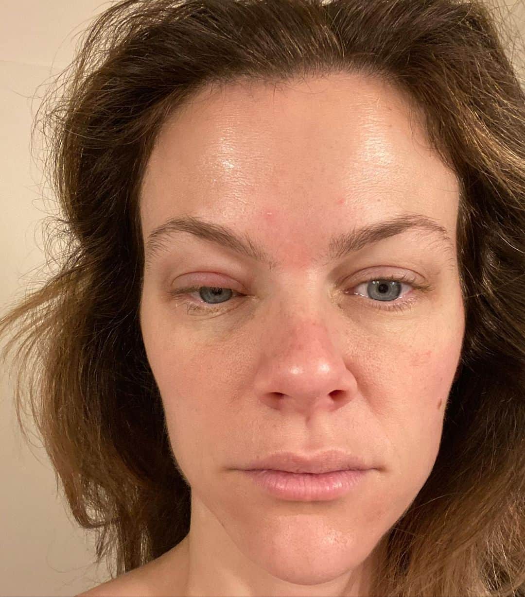 ブルックリン・デッカーのインスタグラム：「I’m supposed to be on camera today and 2020 is all.... 👆👆👆 #nofilterbecausewhy (also, Andy said this looked like a mugshot and he made it his phone background, so if anyone is looking for a new husband he is avail) (ps- y’all have the coolest life hacks. Thank you)」