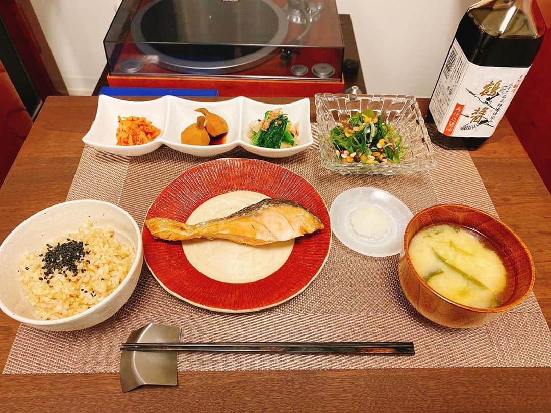 休日課長さんのインスタグラム写真 - (休日課長Instagram)「玄米炊いてシャケ焼いて。昨日作ったくわいの煮物と小松菜の煮浸し。海藻サラダとキムチ。戻した干し海老と海藻の味噌汁。ごちそうさま。彼女は、いないけど。 #本炭 #本日の炭水化物 #自作炭 #ひとりめし」10月20日 22時19分 - kyujitsu_kacho