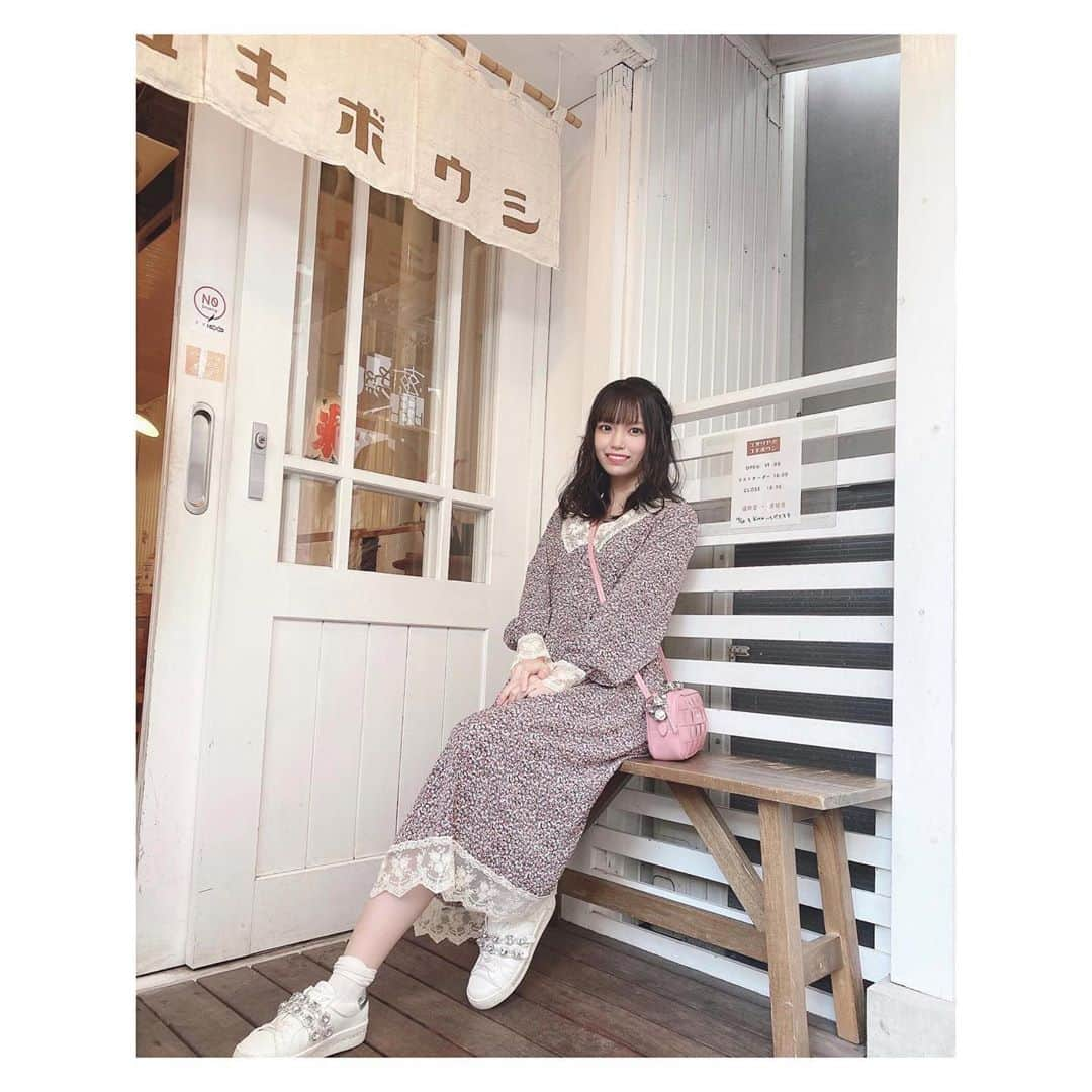 岩田陽菜さんのインスタグラム写真 - (岩田陽菜Instagram)「結構派手なお花柄は珍しいかも〜💐💐💜﻿ ﻿ #私服#秋服#autumnfashion#autumn#花柄ワンピ#ワンピ#tittyandco#ヘアアレンジ#巻き髪#ゆるふわ巻き #編み込み ﻿ #コオリヤユキボウシ﻿ #かき氷#広島#広島カフェ#Cafe#カフェ#かきごおりすと」10月20日 22時20分 - hina_naso_stu48