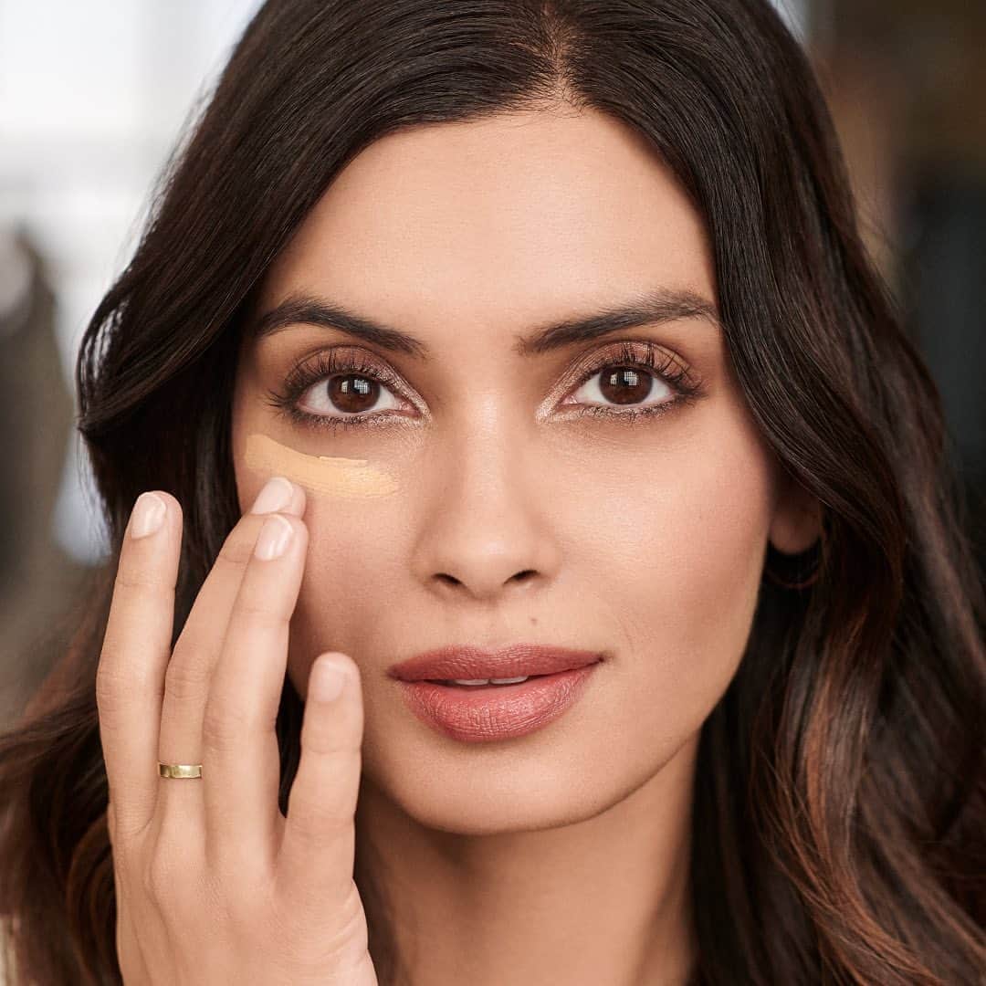 のインスタグラム：「#EsteeModel @dianapenty's #EsteeEssentials for a radiant, wide-awake look: NEW #AdvancedNightRepair Face Serum and #DoubleWear Flawless Concealer. 💫」