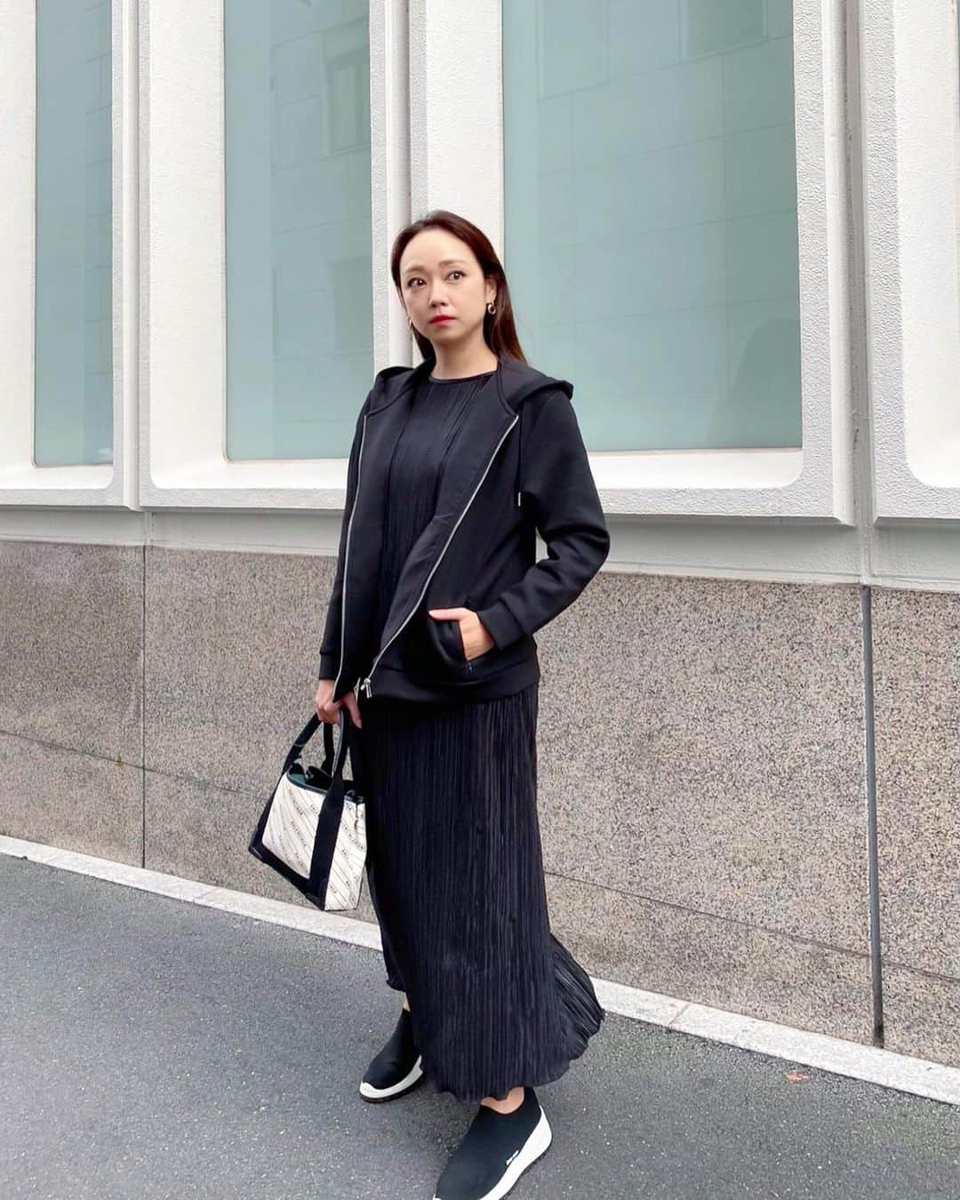 石田美奈子のインスタグラム：「𝐎𝐮𝐭𝐟𝐢𝐭. . 真っ黒コーデ☺︎ 夏から引き続き、黒い服を買いがち🖤 たまには色柄ものも買いたいなぁと思いつつ、コーディネートしやすい色ばかり選んでしまいます(⑅ˊᵕˋ⑅) . パーカーもワンピースも最近購入したものです。 このパーカーは厚手でとっても暖かい！♡ボンディング素材なので、生地に張りがあって高見えします✨ お値段は3,990円というプチプラ🎀 . ワンピースは伸縮性があって着心地◎♪ 先日投稿したコーディネートのパンツとセットアップで買いました(๑❛ᴗ❛๑) 女の子ウケ抜群です♡ . . outer … #kuih #kuihst @kuih_store onepiece … #auntmaries @auntmaries.official bag … #balenciaga @balenciaga shoes … #miumiu @miumiu . . 👗→ #minako_fashion . #ootd #165cmコーデ #クイ #パーカーコーデ #大人カジュアルコーデ #今日のコーデ #秋コーデ #プチプラコーデ #モノトーンコーデ」