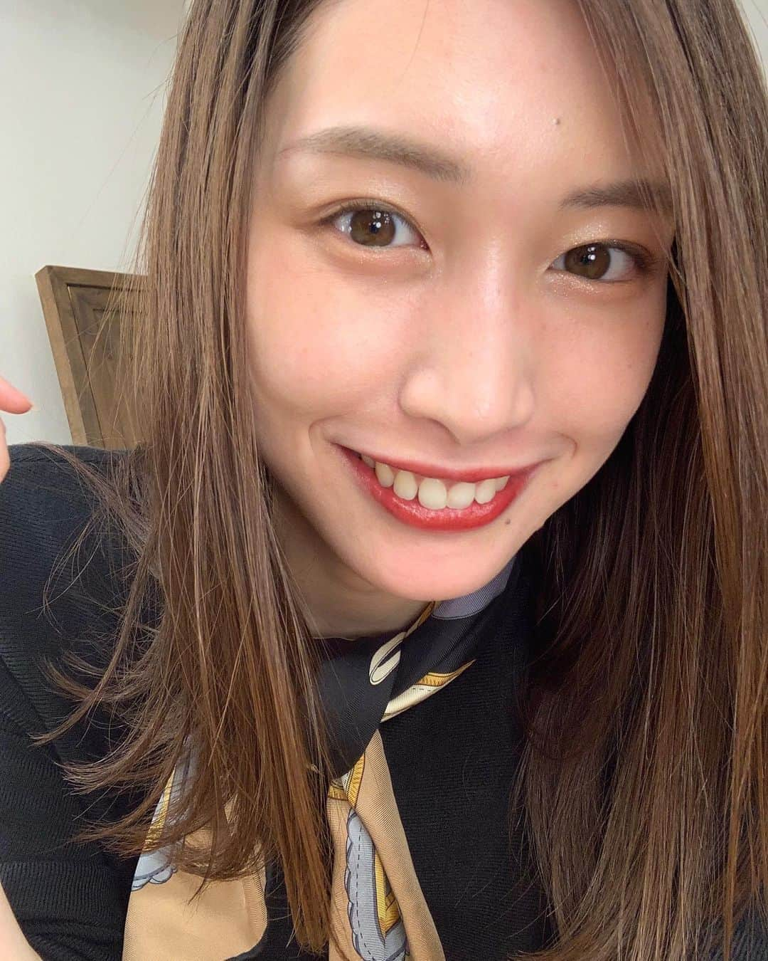 糸川菜央のインスタグラム：「ミスコンの活動もあと2週間となりました！  あと14回の投票がとても大事になります！ぜひ #なおポチ してもらえると嬉しいです🥺✨  投票の仕方は【ハイライト】にまとめてます✊🏻  ライトが凄かったから肌が綺麗に見える…この日の撮影の控え室最高😳笑  #ミス学習院コンテスト2020 #ミス学習院 #学習院大学 #ミスコン #大学ミスコン #2020」