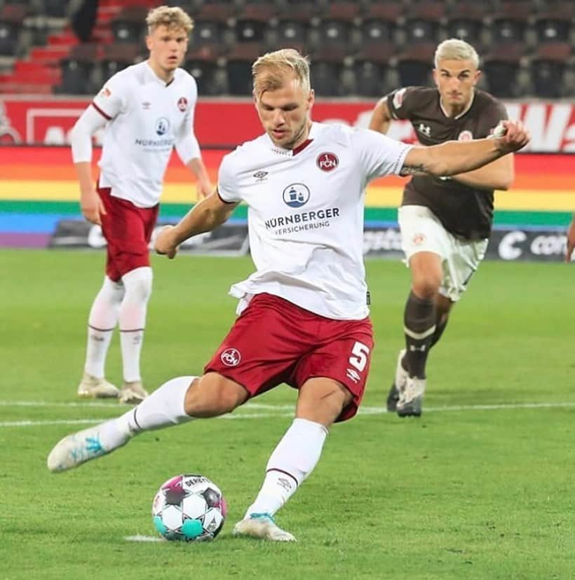 ヨハネス・ガイスのインスタグラム：「Spiel abhaken ✅ , jetzt voller Fokus auf Freitag 🔥⚽️🎇 @1_fc_nuernberg ❤️🖤」