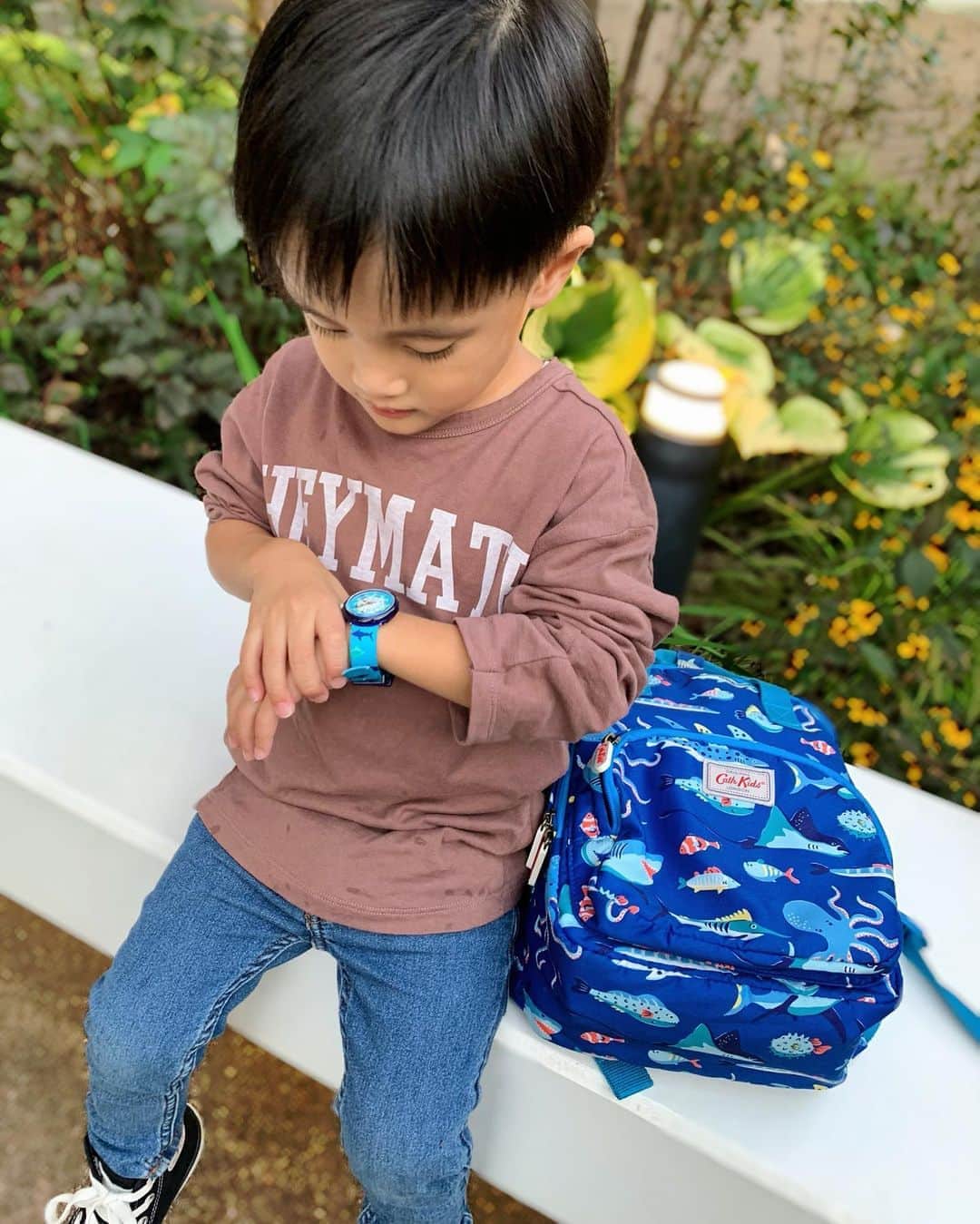 宮崎真梨子さんのインスタグラム写真 - (宮崎真梨子Instagram)「‥ 息子のお洋服。 トップスは2色買いした【ZARA(@zarakids )】のもの。一つ前の投稿で色違いの方着てます。 ∵ そして新しい腕時計は、子供用時計ブランド【Flik Flak(@flikflak )】のもの。リュックに合わせてサメ柄にしました🦈しかも、名前まで入っているんです！刺繍ホント可愛い！ ∵ ∵ #flikflakwatch #flikflakfamily #FlikFlak  #腕時計 #キッズ時計 #誕生日プレゼント #プレゼントに最適 #息子 #超未熟児 #nicu卒業生 #4歳 #4歳6ヶ月  #ミヤマリ #vocest #vocemagazine #美容ブロガー #インフルエンサー #超未熟児ママ #ママ #男の子ママ #mamagirl #おしゃれさんと繋がりたい #男の子ママと繋がりたい #キッズモデル #親子モデル #ママモデル」10月20日 22時28分 - miyamari92