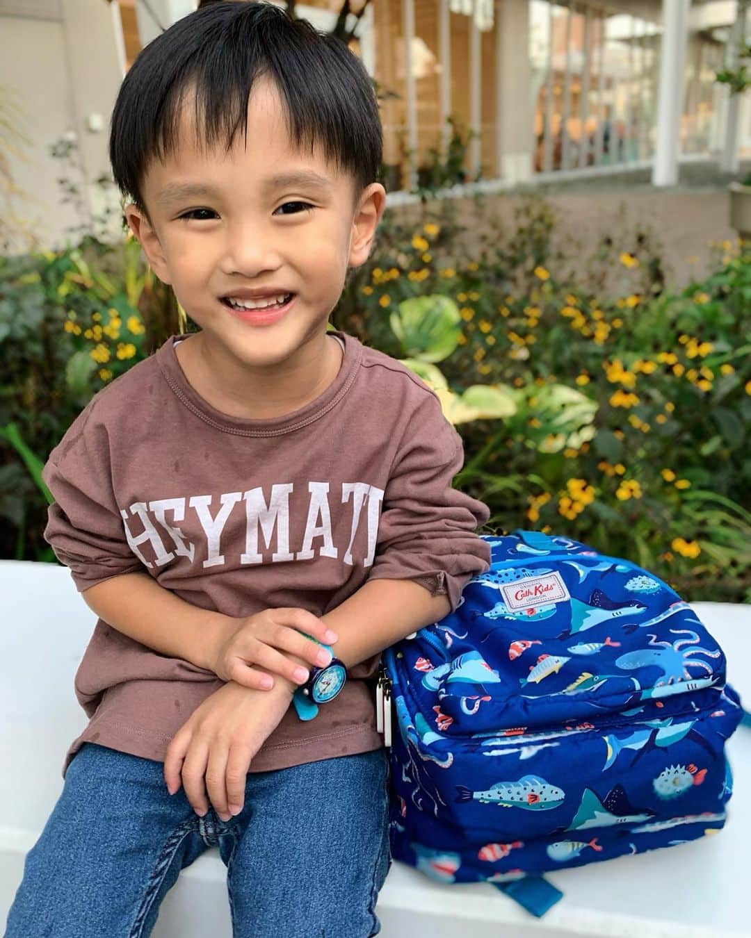 のインスタグラム：「‥ 息子のお洋服。 トップスは2色買いした【ZARA(@zarakids )】のもの。一つ前の投稿で色違いの方着てます。 ∵ そして新しい腕時計は、子供用時計ブランド【Flik Flak(@flikflak )】のもの。リュックに合わせてサメ柄にしました🦈しかも、名前まで入っているんです！刺繍ホント可愛い！ ∵ ∵ #flikflakwatch #flikflakfamily #FlikFlak  #腕時計 #キッズ時計 #誕生日プレゼント #プレゼントに最適 #息子 #超未熟児 #nicu卒業生 #4歳 #4歳6ヶ月  #ミヤマリ #vocest #vocemagazine #美容ブロガー #インフルエンサー #超未熟児ママ #ママ #男の子ママ #mamagirl #おしゃれさんと繋がりたい #男の子ママと繋がりたい #キッズモデル #親子モデル #ママモデル」