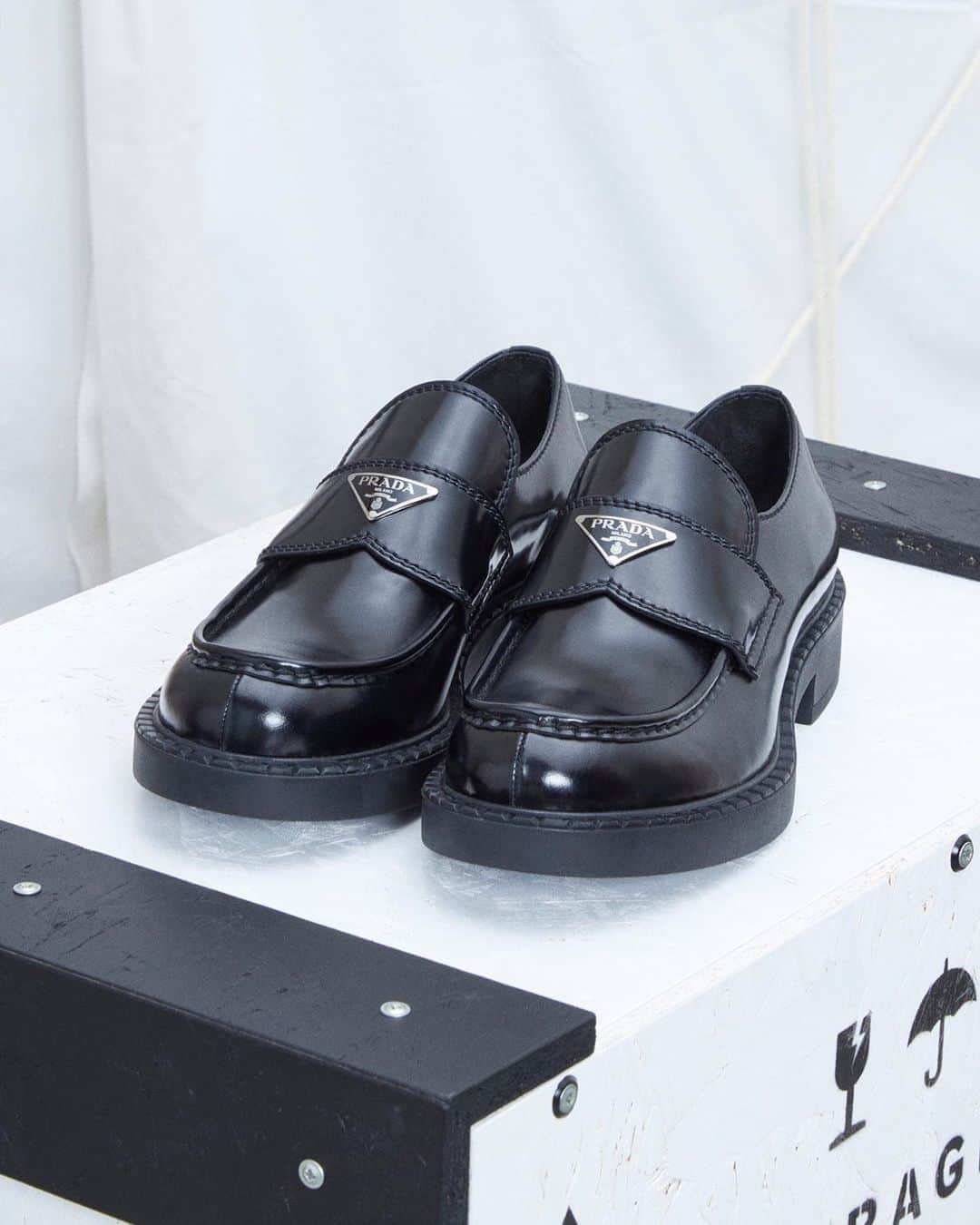プラダさんのインスタグラム写真 - (プラダInstagram)「The perfect #Prada logo-loafer, part of the #PradaFW20 collection available now in select stores and online. Discover more via link in bio.」10月20日 22時28分 - prada