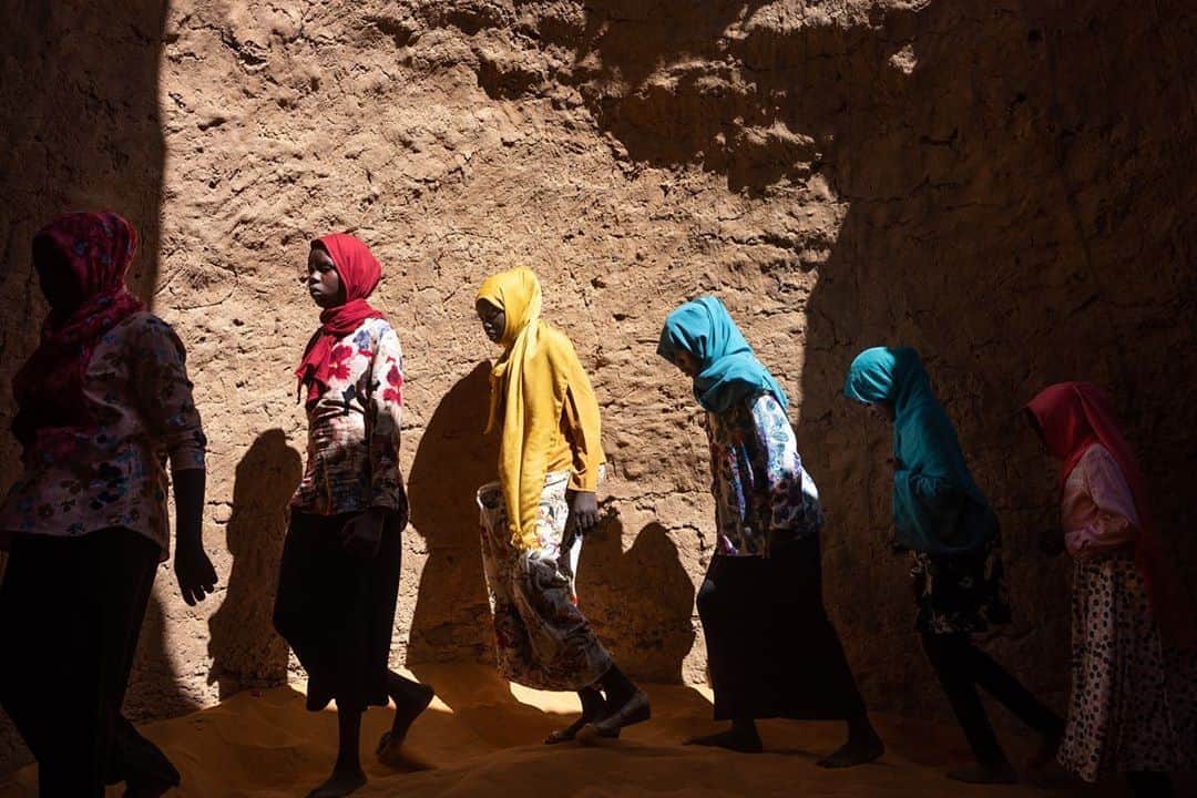 National Geographic Creativeさんのインスタグラム写真 - (National Geographic CreativeInstagram)「Photo and video by @nicholesobecki / Young women from a local madrassa walk in counter-clockwise circles within a large, Islamic tomb, known as a qubba and shaped like a massive beehive, in an act of Sufi devotion, in Sudan’s Old Dongola. A Christian kingdom for at least 750 years, and then Muslim after incursions by the Mamluks of Egypt in the early 14th century CE, Dongola prospered thanks to agriculture and trade relations with the Byzantine Empire via Egypt and African kingdoms to the south and east. #sudan #history #identity」10月20日 22時29分 - natgeointhefield