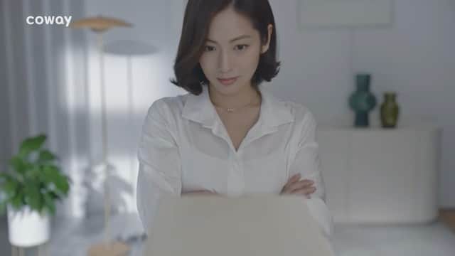 パン・ソヨンのインスタグラム：「. 올 진짜 조용하네 ? 😏  코웨이 신제품 정수기 icon 광고를 찍었어요 ✨ 촬영중에도 정말 조용하고 편리하고  무엇보다 군더더기없는 깔끔함이 최고 ❤️  #코웨이 #정수기#아이콘 #광고#감사합니다#사랑합니다#웅진」