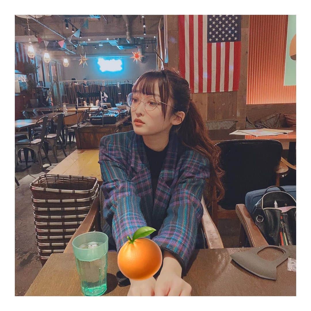 みなみのインスタグラム：「このジャケット おばあちゃんのクローゼットから 持って帰ってきた一着😂 可愛くない？！  #おばあちゃん #アウター#肩パット#肩広めで#小顔効果#伊達メガネ#秋#オレンジ」