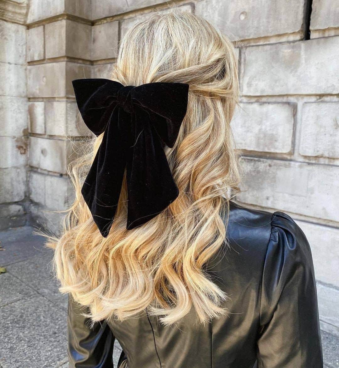 ghd hairさんのインスタグラム写真 - (ghd hairInstagram)「Halloween aesthetic, but make it cute ✌️👻   @amynevfashiondiaries   #ghd #ghdhairpro #hairembellishment #bow #hairaccessories #hairaccessory #hairstyling #autumnalhair #hairtrends #wavyhair #waves」10月20日 22時30分 - ghdhair