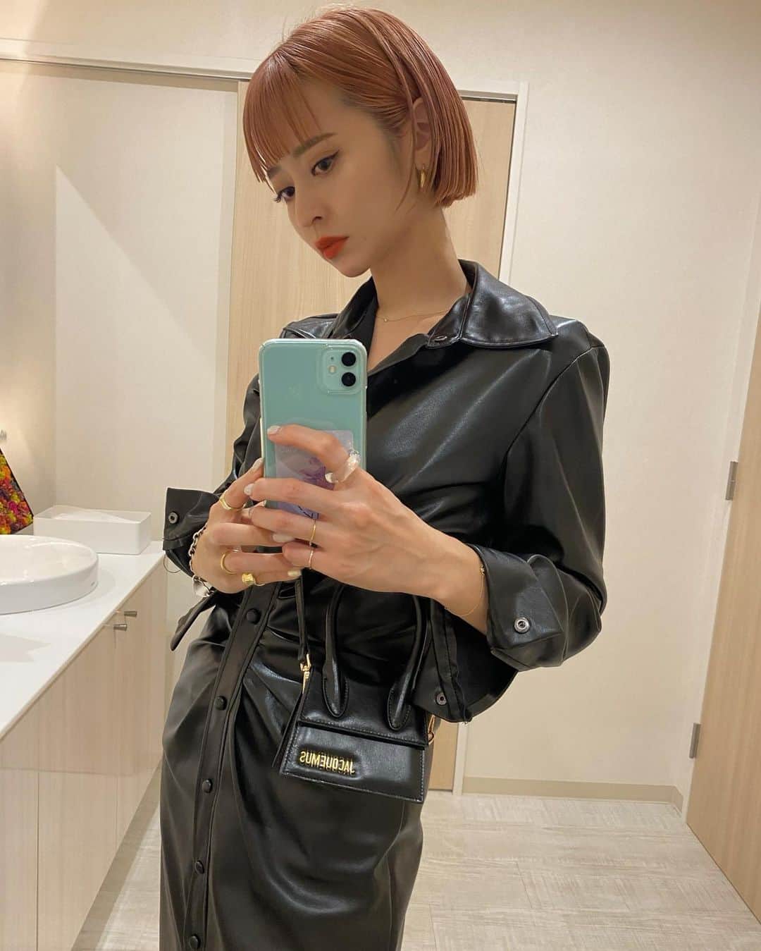 梅村実帆のインスタグラム：「今日 🖤🖤🖤 前髪切ってもらったの✌🏻」