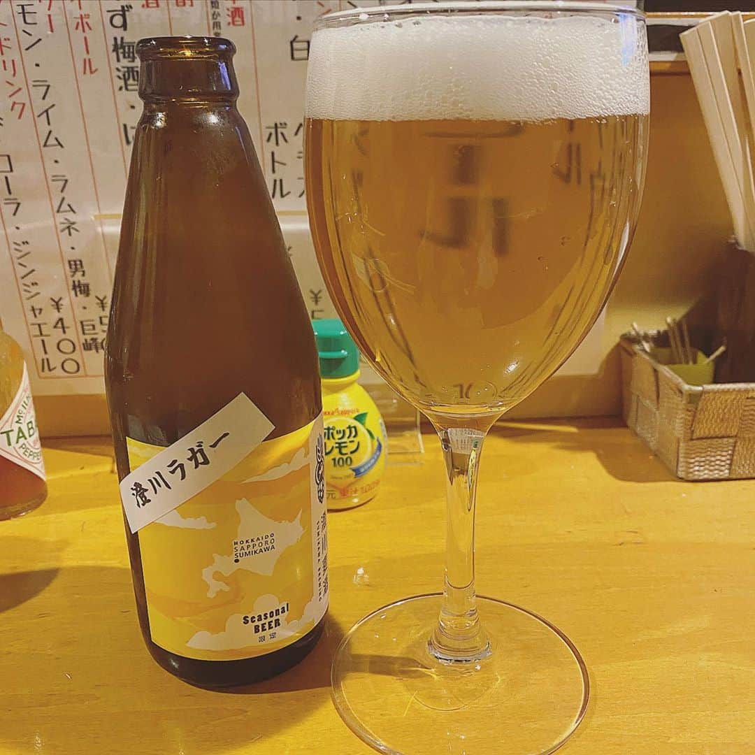 のインスタグラム：「北海道の地ビール美味しかったなぁ🥰 どこか売ってないかな〜？🤔 #澄川ラガー　#北海道地ビール #安定の前髪事故」