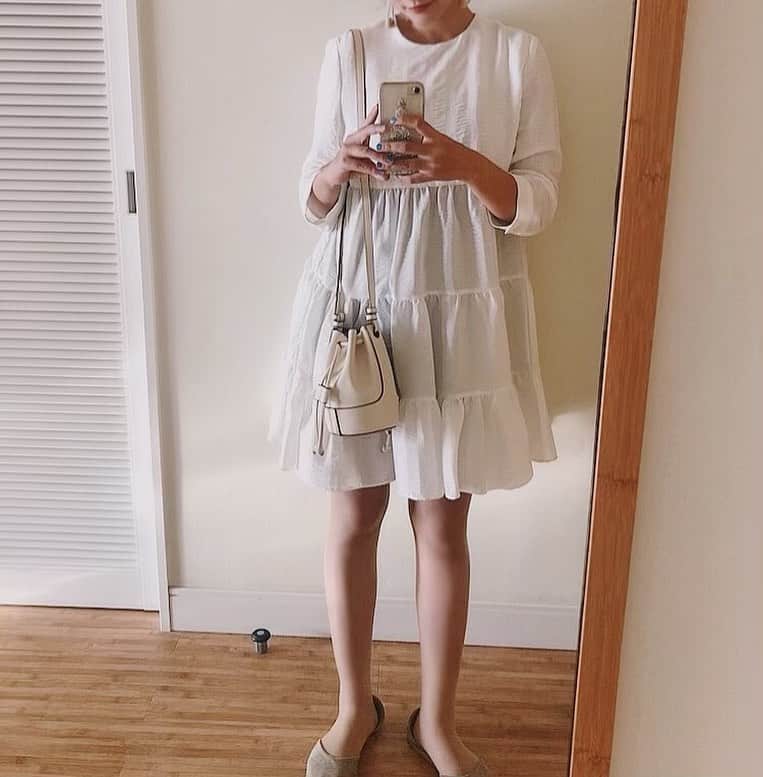 七原月乃のインスタグラム：「サイズ感がかわいい🦢☁️🤍 ・ ・ ・ #alia#bag」