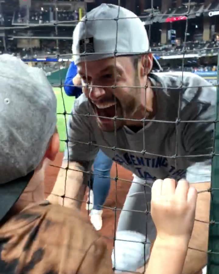 アシュリー・ケリーのインスタグラム：「WE NEED FIREWORKS 💥 Woke up on Game 1 morning NEEDING these vibes today! It’s time for Dodgers baseball ⚾️ LET’S GET THAT RING! #SeagerforPresident #KnoxforVicePresident . . Sidenote: Look at @suebaaby just doing her job VERY well back there. I see you 🤩」