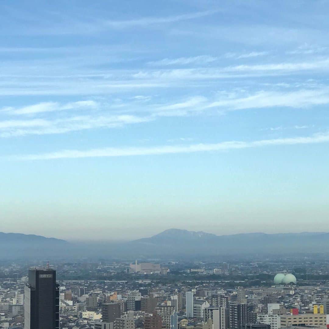 土屋眞弓のインスタグラム：「ホテルの部屋からの景色 毎朝こんな景色が見えたら幸せでしょうね〜❣️  名古屋城に初めて行きました 丁度改修工事中で、お城の中には入ることが出来ず残念でしたが、立派なお城と石垣や金の鯱鉾を見る事が出来ました 歴史的建造物の名城を近くで見て、古の人たちが歩いた城内を様々な思いで歩きながら、その時代にタイムスリップ出来たら嘸かし素敵❣️ なんてね😅  近くに金シャチ横丁なんていう数件の名古屋名物のお店がありました 記念に行ってみました 金箔が纏ったソフトクリーム900円高い😱 これも記念に写真だけ🤣  帰りの新幹線は海側の席 陽が沈む少し前の光が眩しく、この旅の終わりには相応しい光景でした✨✨  #名古屋城 #車窓 #旅の思い出」