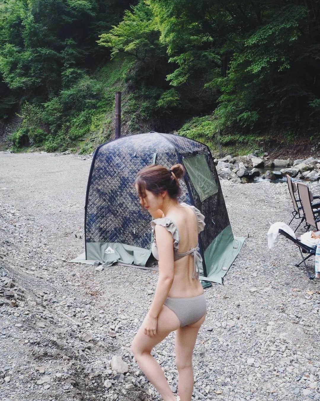 猪鼻ちひろのインスタグラム：「🏕🧖🏻‍♀️ キャンプの思い出投稿これにて終了！(たぶん) 楽しみにしていた 初めての #サウナキャンプ  寒い中で着る水着の違和感と 2枚目から溢れ出る #変態カメラマン 感。 (撮られてるの気付いてなかったけど、シュールな写真すぎ笑)  フィンランド旅を思い出してまた行きたくなったよ！ 川に入って外気浴して気持ちいいし、 美味しいご飯は更に美味しく感じるし、 本っっっ当に最高でした🧖🏻‍♀️ #整いました #ちひろtripアウトドア #ちひろトリップ」