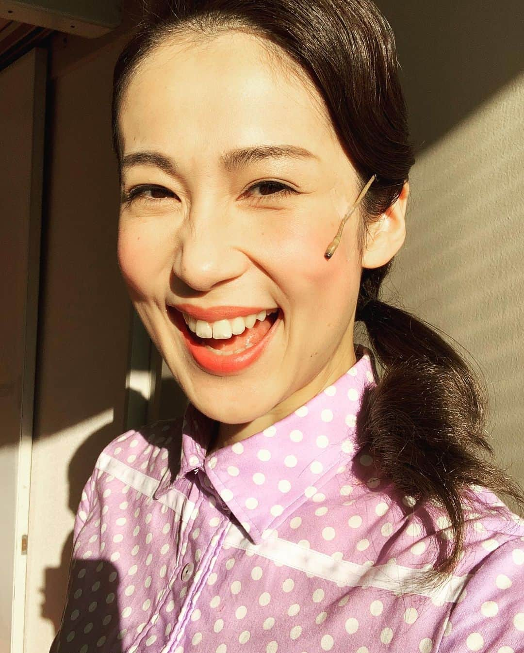 大月さゆさんのインスタグラム写真 - (大月さゆInstagram)「アルジャーノンに花束を🐁🌼﻿ 初日から10公演駆け抜けました！﻿ 今日もお客様の拍手に癒されました〜。有難うございました！﻿ ﻿ ﻿ 明日は休演日なので一休みして、﻿ 明後日また元気にお会いしましょう😊﻿ ﻿ ﻿ 今日は気持ちの良い晴れ🌞だったので、﻿ 博品館のベランダで日光浴したら、﻿ 足が長くなりました🦵(やったね)﻿ ﻿ #アルジャーノンに花束を﻿ #明日はお休み」10月20日 22時41分 - sayuotsuki_official