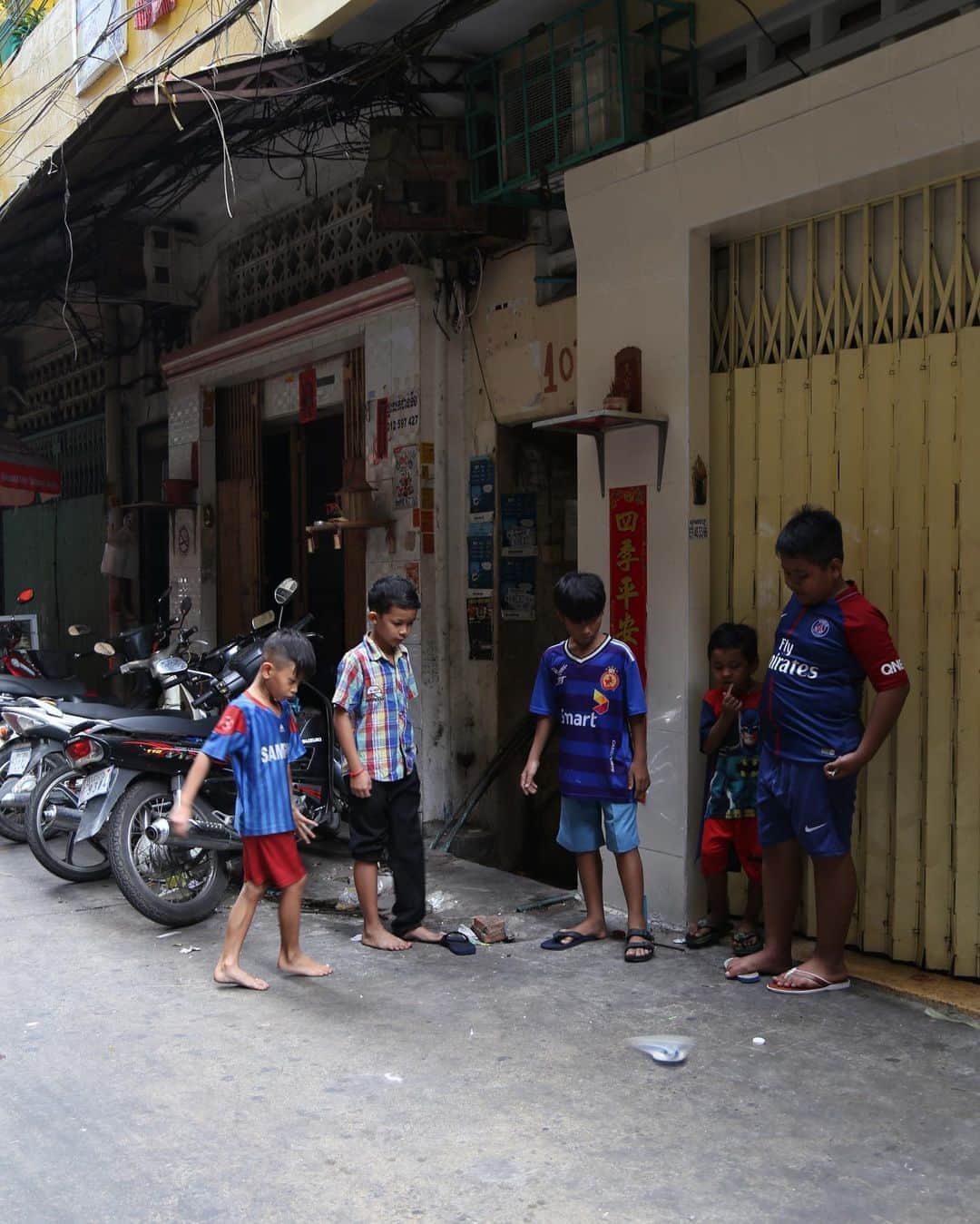 Shunsuke Miyatakeのインスタグラム：「Kids playing with sandals at a back alley, Phnom Penh, Cambodia」