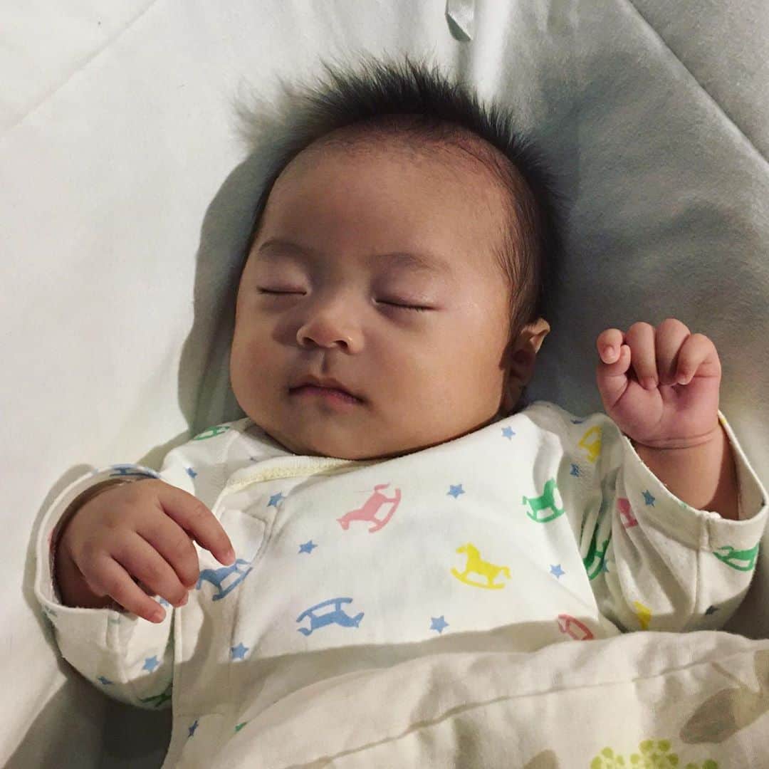 タニザワトモフミのインスタグラム：「左手が印を結びがちな息子。」