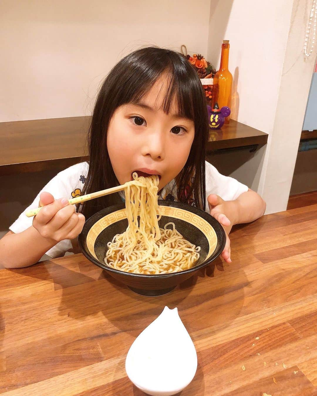 みきママさんのインスタグラム写真 - (みきママInstagram)「【うちの爆汁餃子を食べました〜！！】﻿ ﻿ ﻿ ﻿ 今日10/20〜10/27まで福岡「岩田屋本店」さんでうちの爆汁肉餃子を販売します😁旦那が販売しています👍 ﻿ ﻿ ﻿ ﻿ ﻿  ﻿ ﻿ 私は明日10/21、リモートで販売します✨﻿ リモート販売する日は、10/21、23、25日、﻿ 12:00～13:00と18:00～19:00に行います🙆‍♀️﻿ 奇数日に1日2回やります❤️﻿ 一緒におしゃべりしましょう😆😆😆﻿ ﻿ ﻿ ﻿ ﻿ ﻿ ﻿ ﻿ 晩御飯は、子どもたち「ラーメンの麺だけ（すらーめん）食べたい」と言うので、爆汁餃子を焼きました🤩🤩🤩小籠包みたいな汁がすごいでます〜👍👍👍﻿ ﻿ ﻿ ﻿ ﻿ ﻿ ﻿ 冷凍なので好きな時に焼いて食べられるのが嬉しいんです😁😁😁来週のハロウィンパーティーで食べるのもおすすめです🎃﻿ ﻿ ﻿ ﻿ ﻿ ﻿ ﻿ ﻿ 来週10/31はハロウィンですね👻ホームページの「二代目龍太郎　爆汁肉餃子」で調べていただくと、通販からも買えます😄😄😄﻿ ﻿ ﻿ ﻿ ﻿ ﻿ ﻿ ﻿ ﻿ 全国に配送できますので、是非食べてみてください👍自信を持っておすすめします✊﻿ ﻿ ﻿ ﻿ ﻿ ﻿ ﻿ それでは、明日10/21、12時から、福岡の皆様、リモートしに遊びに来てくださ〜い🙏🙏🙏﻿  #みきママ　#爆汁肉餃子 #二代目龍太郎 #すラーメン」10月20日 22時43分 - mikimama_official