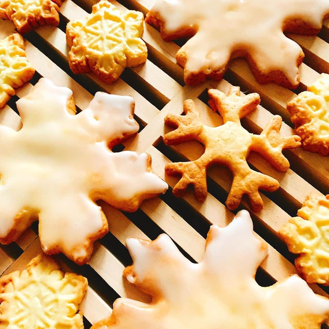 森崎友紀さんのインスタグラム写真 - (森崎友紀Instagram)「#森崎友紀#幼児食#料理#cooking#手作り#2歳の誕生日#誕生日ケーキ#幼児食レシピ#ケーキ#アナ雪ケーキ#アナケーキ#レモンクッキー#2歳の誕生日ケーキ#雪の結晶クッキー  アナ雪に合わせて、レモンアイシングした雪の結晶のクッキーも焼きました。 誕生日はケーキとクッキーが定番になって来ました。 レモン汁だとアイシングしてもさっぱりして美味しいです。」10月20日 22時58分 - morisakitchen