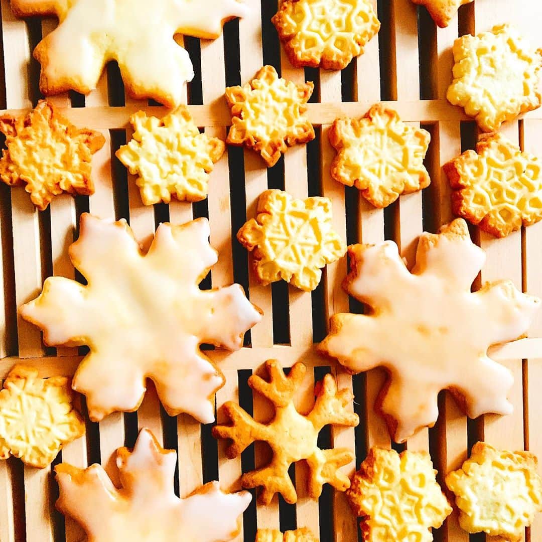森崎友紀のインスタグラム：「#森崎友紀#幼児食#料理#cooking#手作り#2歳の誕生日#誕生日ケーキ#幼児食レシピ#ケーキ#アナ雪ケーキ#アナケーキ#レモンクッキー#2歳の誕生日ケーキ#雪の結晶クッキー  アナ雪に合わせて、レモンアイシングした雪の結晶のクッキーも焼きました。 誕生日はケーキとクッキーが定番になって来ました。 レモン汁だとアイシングしてもさっぱりして美味しいです。」