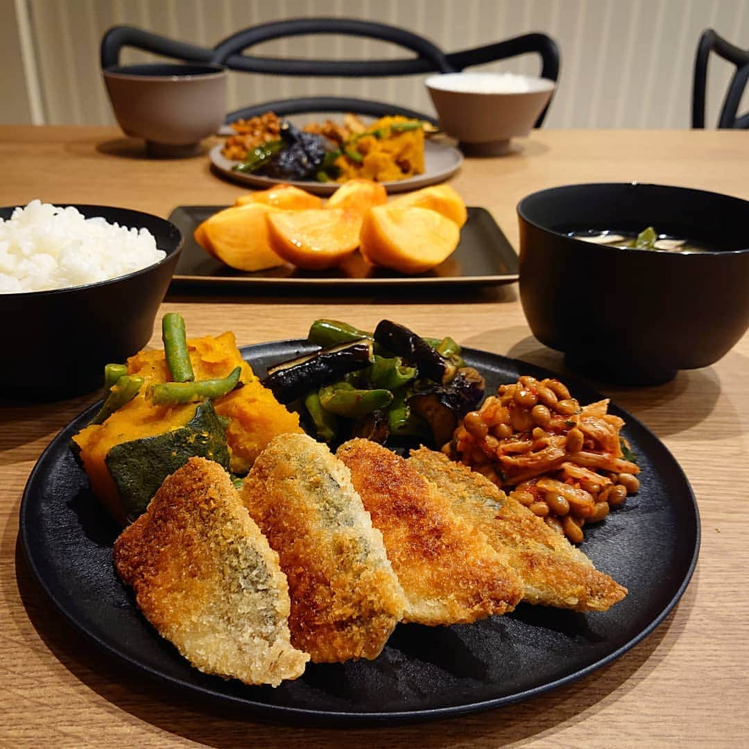 秦まりなさんのインスタグラム写真 - (秦まりなInstagram)「久々のまりな飯。 娘を風呂に入れ寝かしつけてから夕食作りに取りかかるので、いつもへろへろ… (育児に家事に仕事に、日々頑張っている世のお母さん方は本当にすごい！！尊敬！！) 最近はお手軽メニューを取り入れて家事を省力化しています！ . ＊生協のアジフライ(揚げ焼きするだけ) ＊かぼちゃとインゲンの煮物(レンジでチン) ＊茄子と甘長とうがらしのピリ辛味噌和え(レンジでチン) ＊キムチ納豆(混ぜるだけ) ＊味噌汁(具は娘の離乳食取り分け) ＊白ご飯(鳥取が誇る日南米の新米！ただ炊くだけで美味しい！！) ＊柿(こちらも鳥取が誇るブランド柿の輝太郎！切るだけ！) . 最近購入した #エイラス (@aras.japan )の和食器一式がめちゃめちゃ使える！✨ 丈夫で軽くておしゃれで、日々の食卓でかなりヘビロテしています✨ ワンプレートにすると洗い物も減ってさらに嬉しい～☺️ . めっきり肌寒くなってまいりました！ 沢山食べてしっかり英気を養いましょうね！ . . . #まりな飯 #夜ごはん #夜ごはん記録 #晩ごはん #晩ごはん記録 #おうちごはん #おうちごはん記録 #dinner #ワンプレートごはん #ワンプレート #oneplate #日南米 #日南町 #輝太郎 #輝太郎柿  #アナウンサー #announcer #japanese_food」10月20日 22時50分 - marina.hata