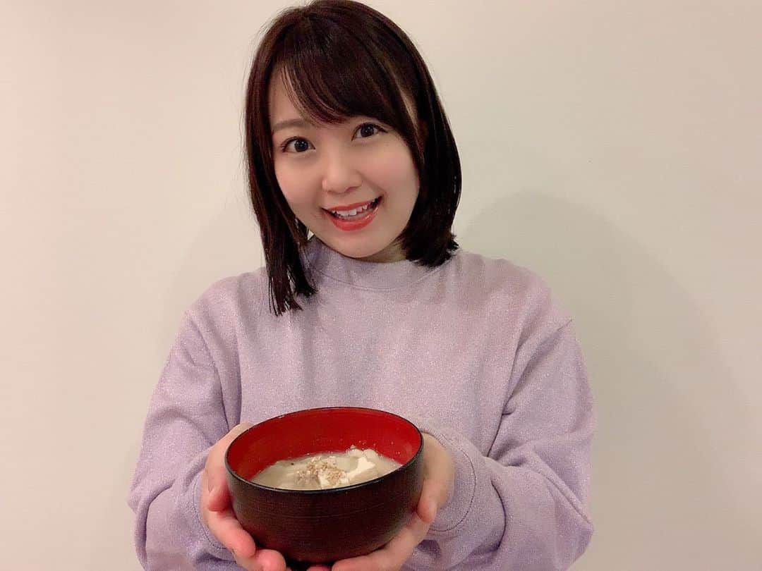 のインスタグラム：「いつものお味噌汁にごまと豆乳を足すだけでコクが増して栄養が感じられて美味しから最近ハマっています🥰これは舞茸とお豆腐のごま豆乳味噌汁です💓シンプルだけどすごーく美味しい😊✨✨✨ . . . . . #おうち時間 #stayhome #おうちごはん #自炊 #ごはん記録 #instafood #簡単ごはん #味噌汁 #お味噌汁 #舞茸 #お豆腐 #ごま #豆乳 #アラサー女子 #丸顔 #ボブ #ぷに子 #ぽっちゃり #photooftheday #JAPAN #japanesegirl #avex #avexmanagement #instagood #followme #シマリカご飯 #しまりか手乗りごはん #ricashima #嶋梨夏」