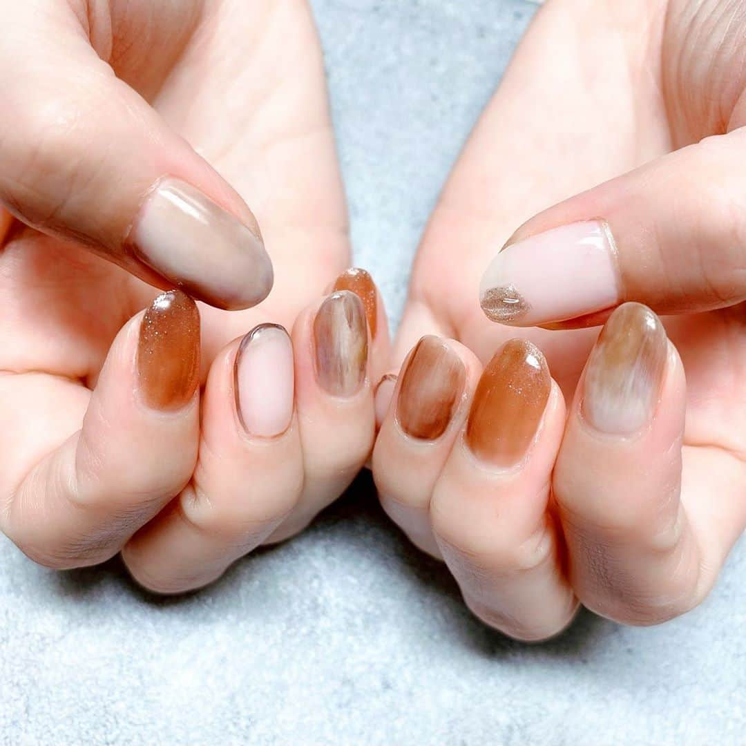 矢部美穂さんのインスタグラム写真 - (矢部美穂Instagram)「新しいネイルにしました💅 今回は秋っぽくブラウン系で✨ と言っても少しオレンジ味のブラウン系🧡 大人っぽく落ち着いたネイルは秋にピッタリ😊気に入りました✨ #秋ネイル#三軒茶屋ネイル #女子力#ブラウン系ネイル #秋ネイルデザイン #大人女子#40代#矢部美穂」10月20日 22時56分 - miho.yabe.0607