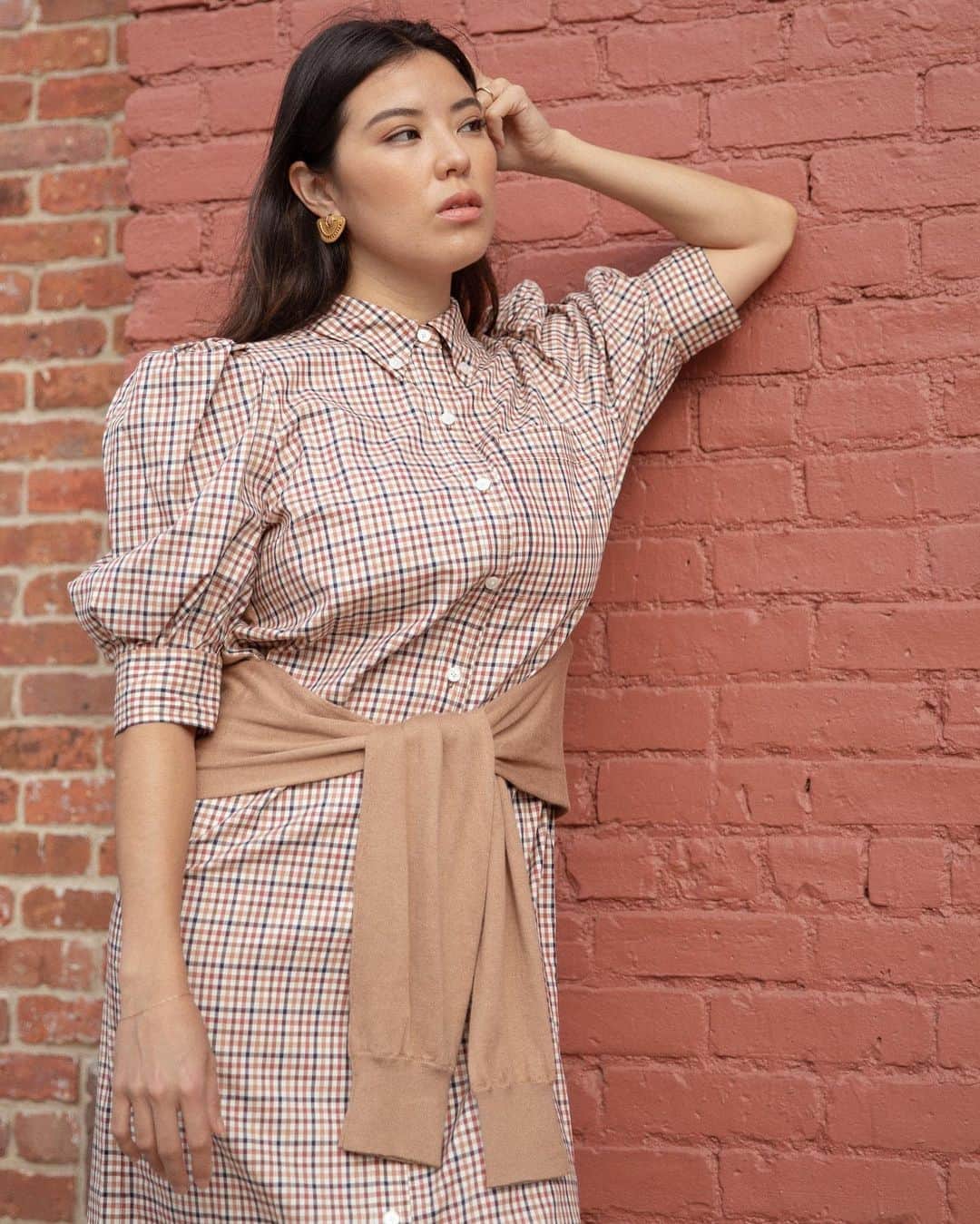 デレクラムのインスタグラム：「Strolls with @mexicanbutjapanese. She’s undeniably stylish in our Luis Plaid Dress.」